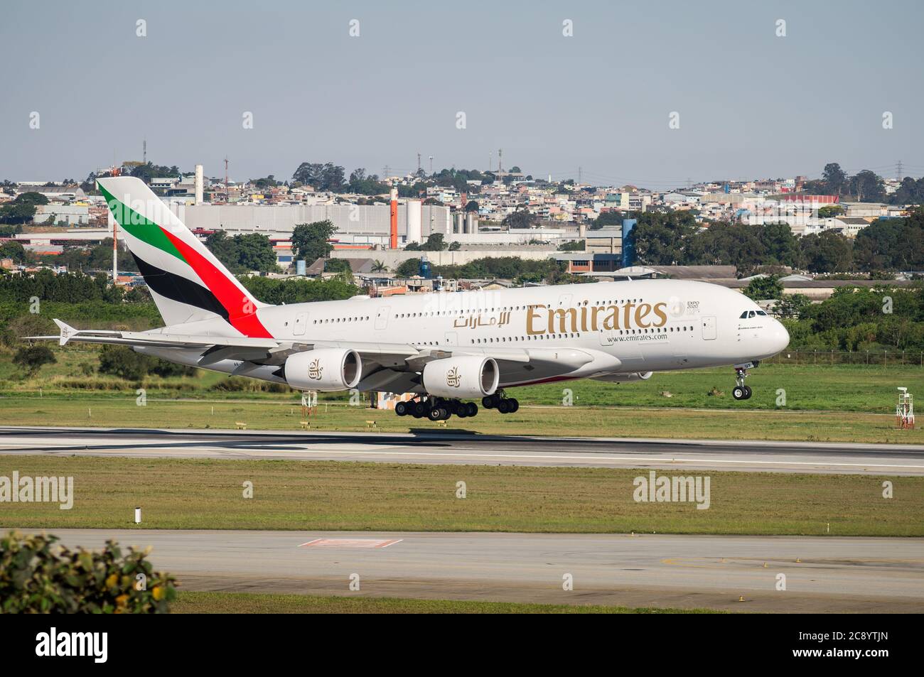 Emirates Airlines Airbus A380-800 (Großraumflugzeug - Reg. A6-EUT) kurz vor dem Berühren der Landebahn 27R des internationalen Flughafens Sao Paulo/Guarulhos. Stockfoto