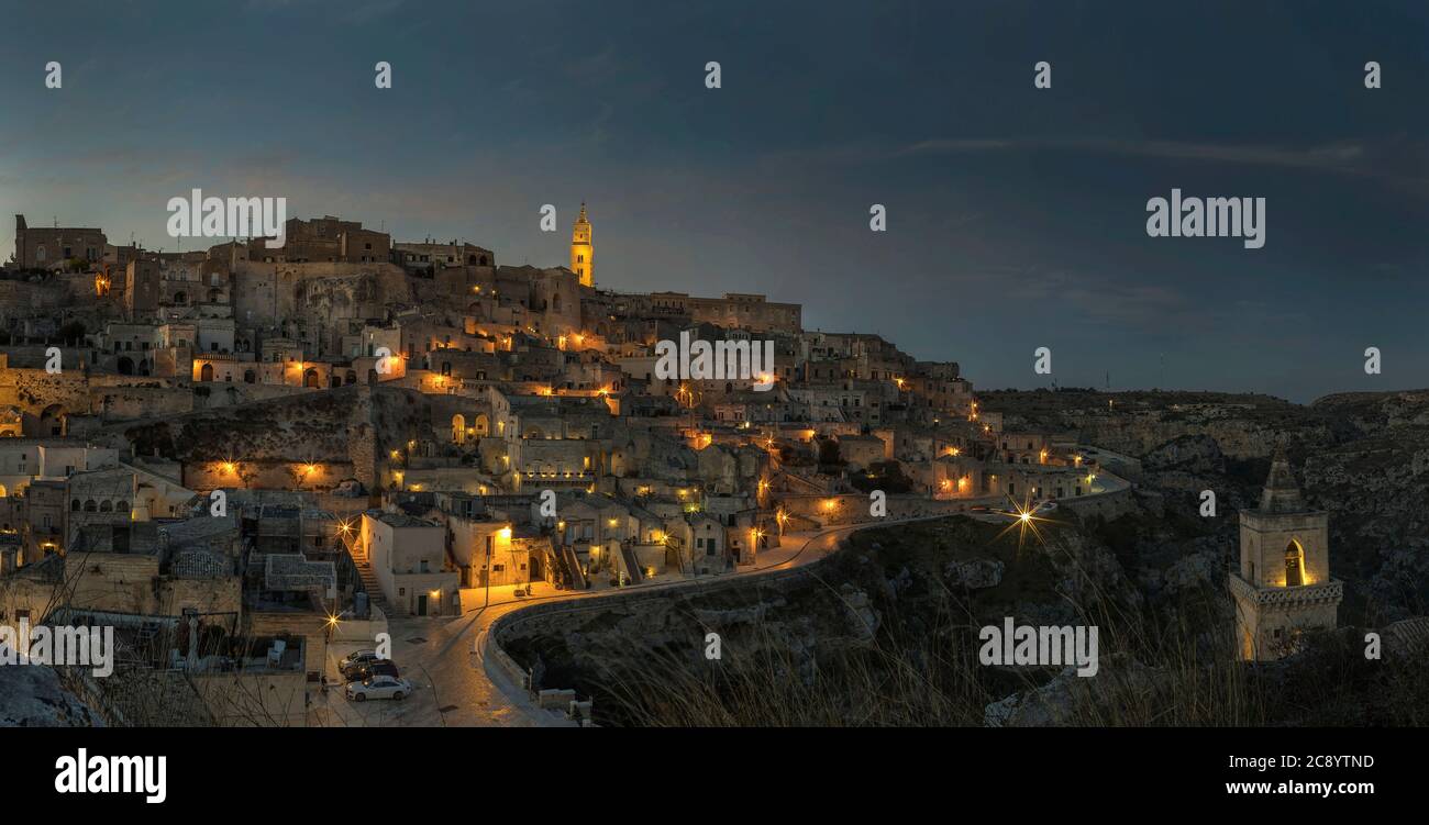 Alte Stadt Matera, Sassi di Matera bei Nacht, Basilicata, Süditalien Stockfoto