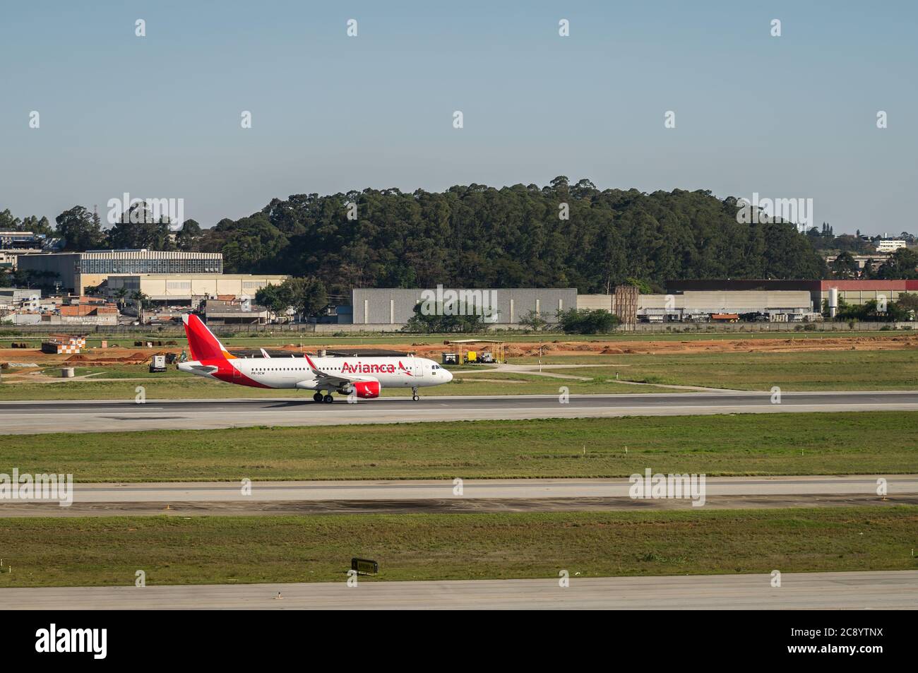 Seitenansicht des Airbus A320-200 (PR-OCW) von Avianca beim Start auf der Startbahn 27R des internationalen Flughafens Sao Paulo/Guarulhos. Stockfoto