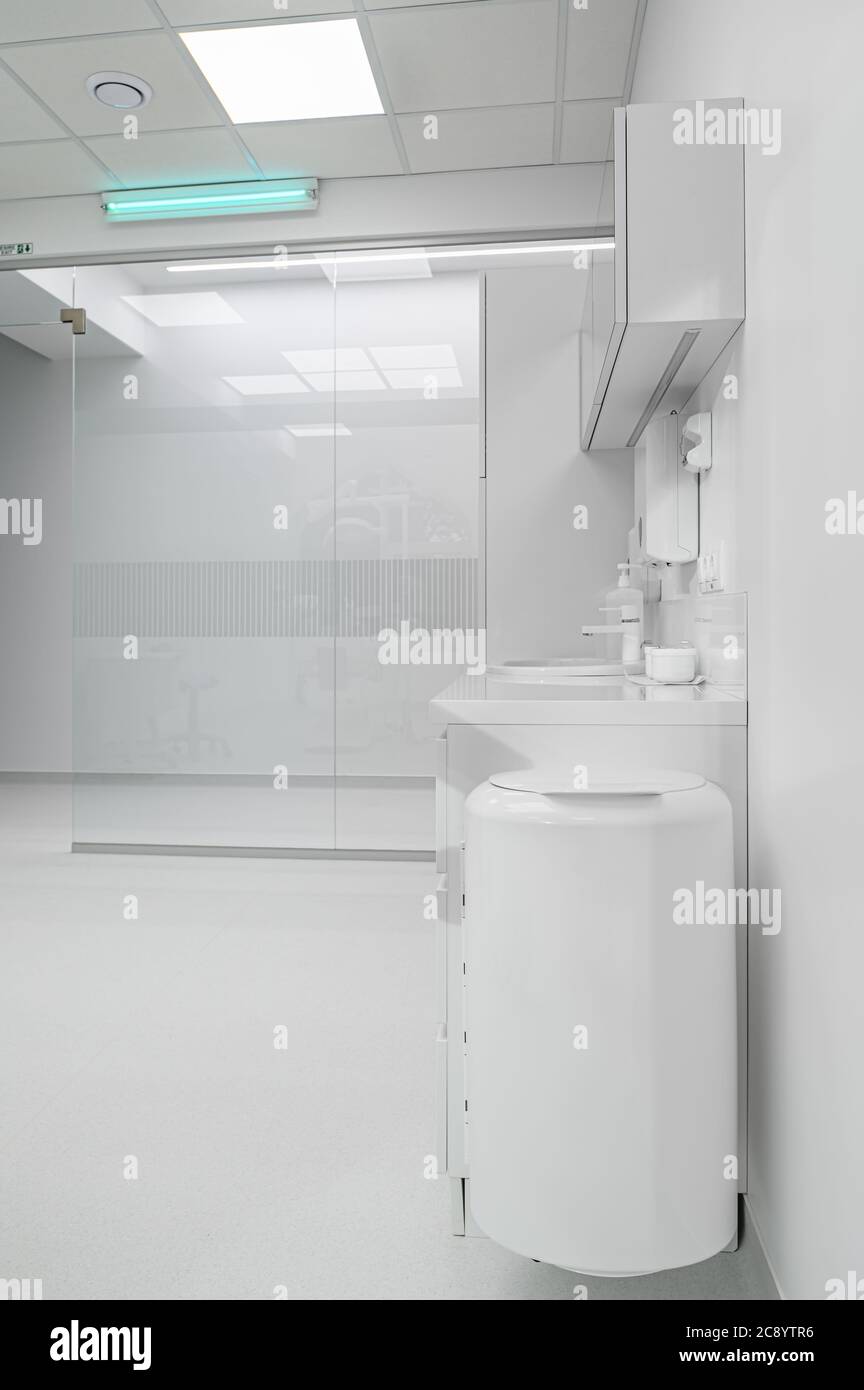 Weiße medizinische Möbel in der Zahnmedizin Büro Stockfoto