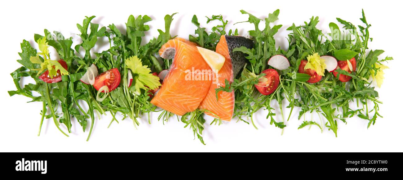 Rohes Lachsfilet mit frischem Rakete Salat - Panorama Stockfoto