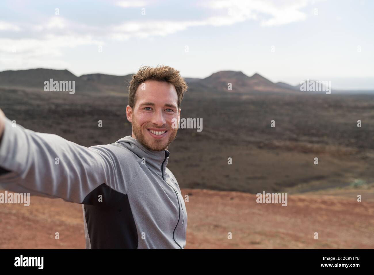 Reise Tourist Mann unter Selfie Wandern in der Natur Stockfoto