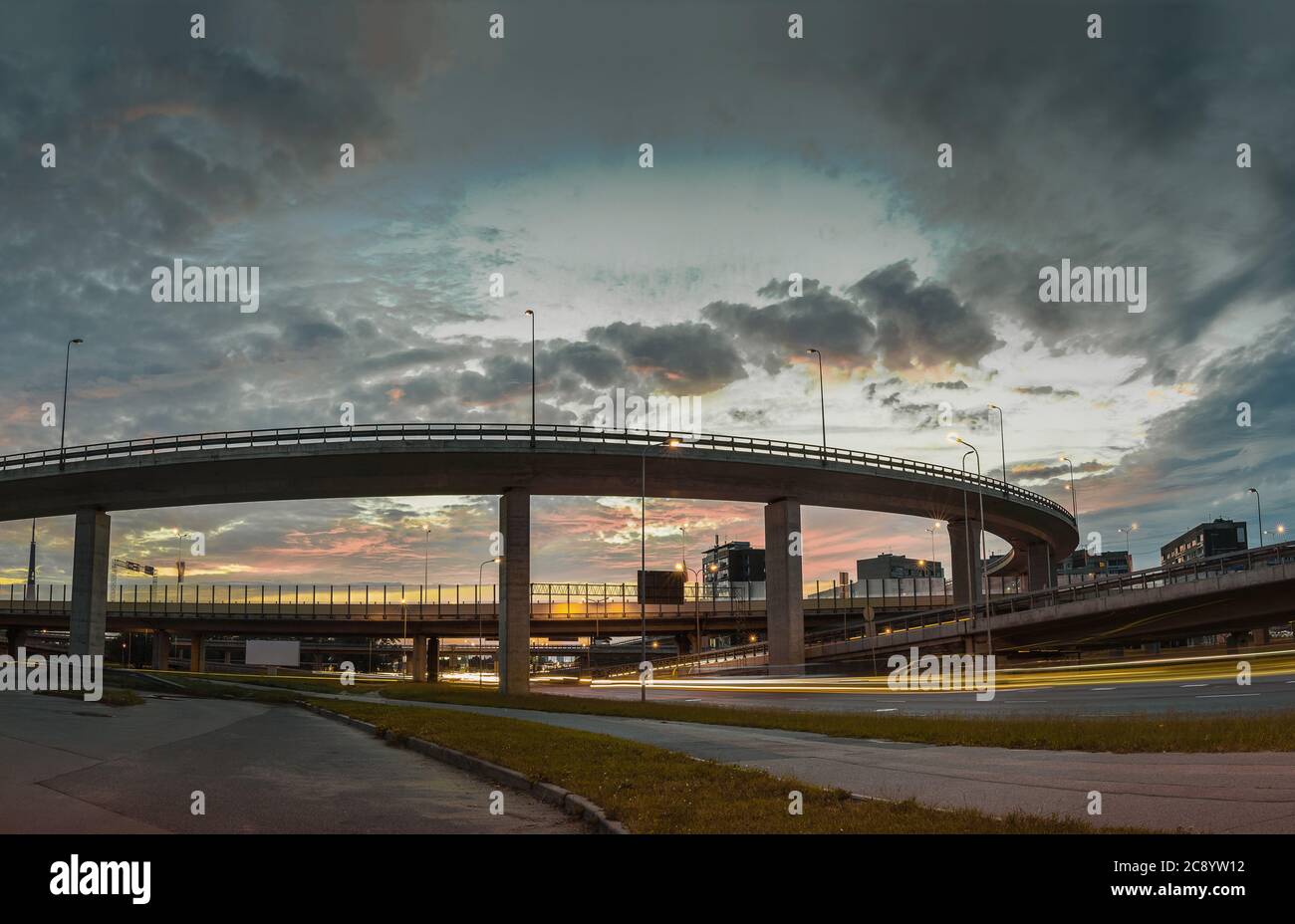 City Interchange Nahaufnahme in der Nacht, schöne Verkehrsinfrastruktur Hintergrund Stockfoto