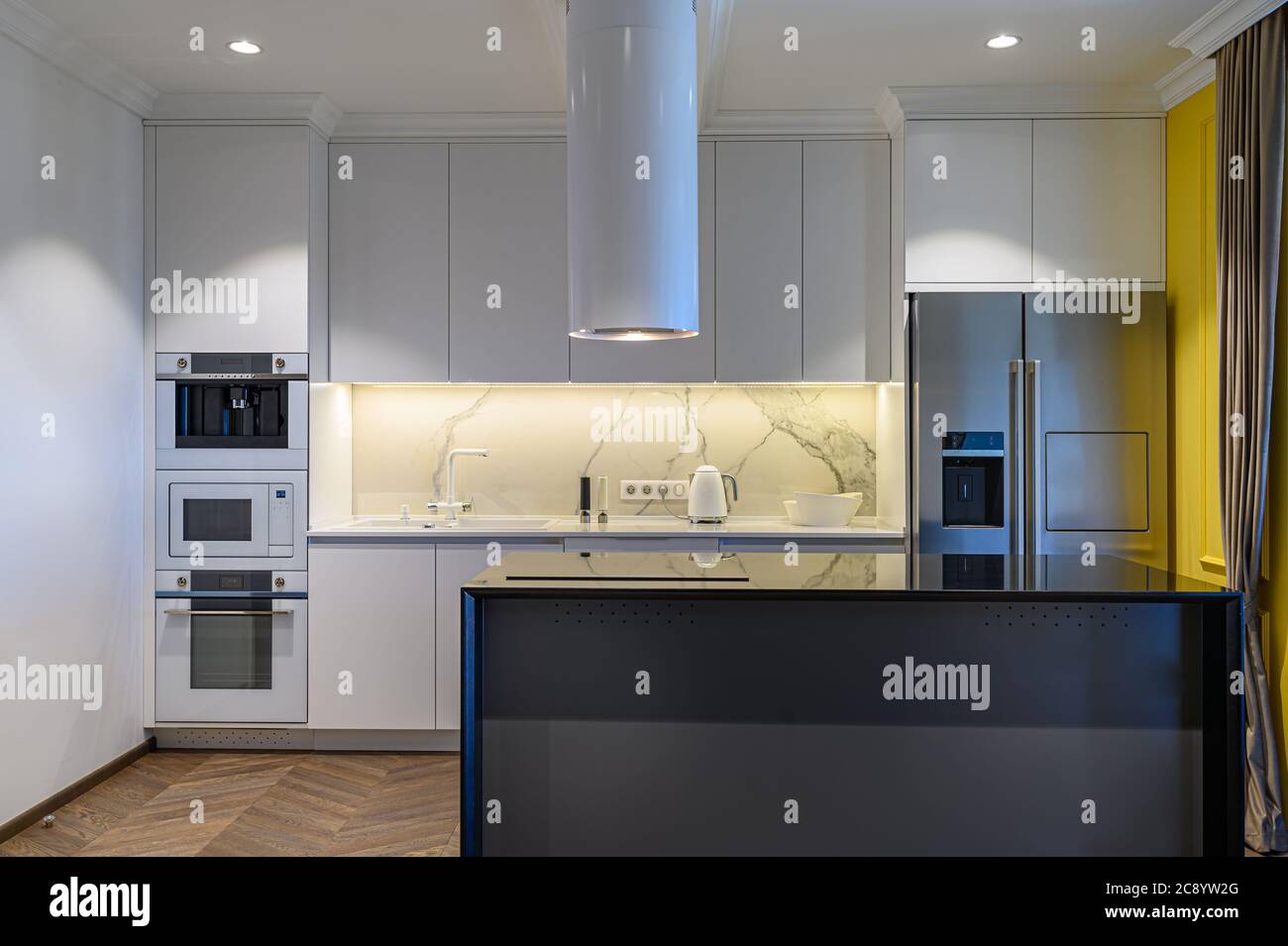 Luxus Küche Interieur mit minimalistischem Design Stockfoto