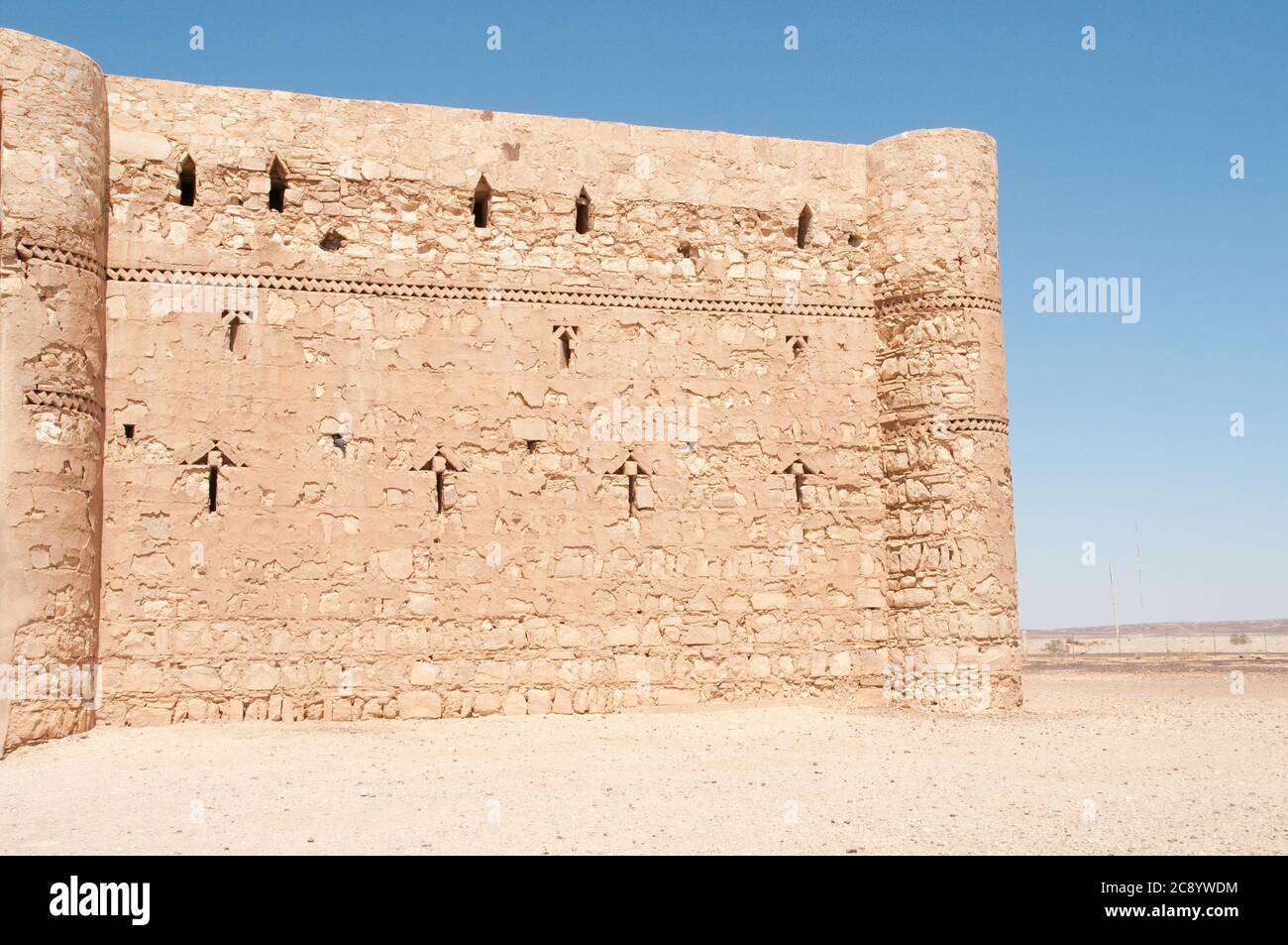 Das Äußere des östlichen Wüstenschlosses Qasr al-Kharanah in der Nähe der Stadt Azraq Oase, in der Region Badia des Haschemitischen Königreichs Jordanien. Stockfoto