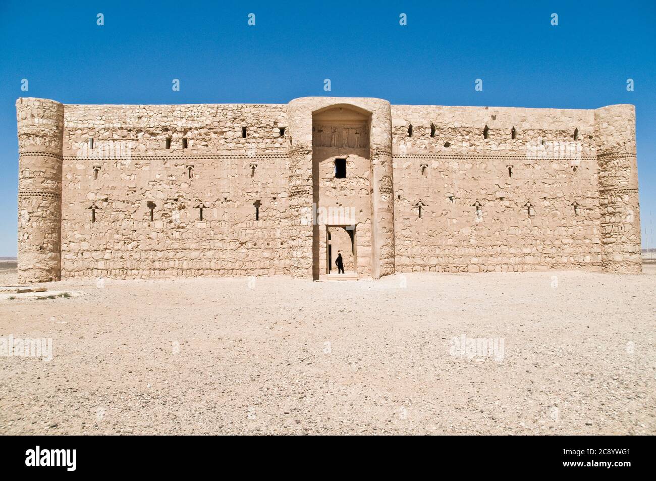 Das Äußere des östlichen Wüstenschlosses Qasr al-Kharanah in der Nähe der Stadt Azraq Oase, in der Region Badia des Haschemitischen Königreichs Jordanien. Stockfoto