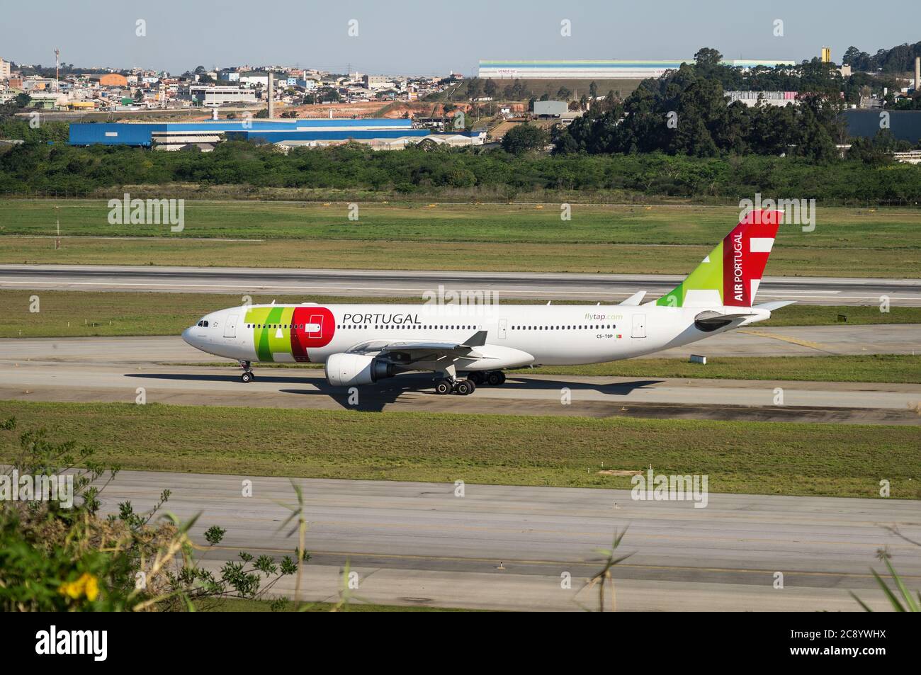 Das Heck des TAP Air Portugal Airbus A330-202 (CS-TOP - genannt 'Pedro Nunes'), der die Start- und Landebahn 27R des internationalen Flughafens Sao Paulo/Guarulhos besteuert. Stockfoto