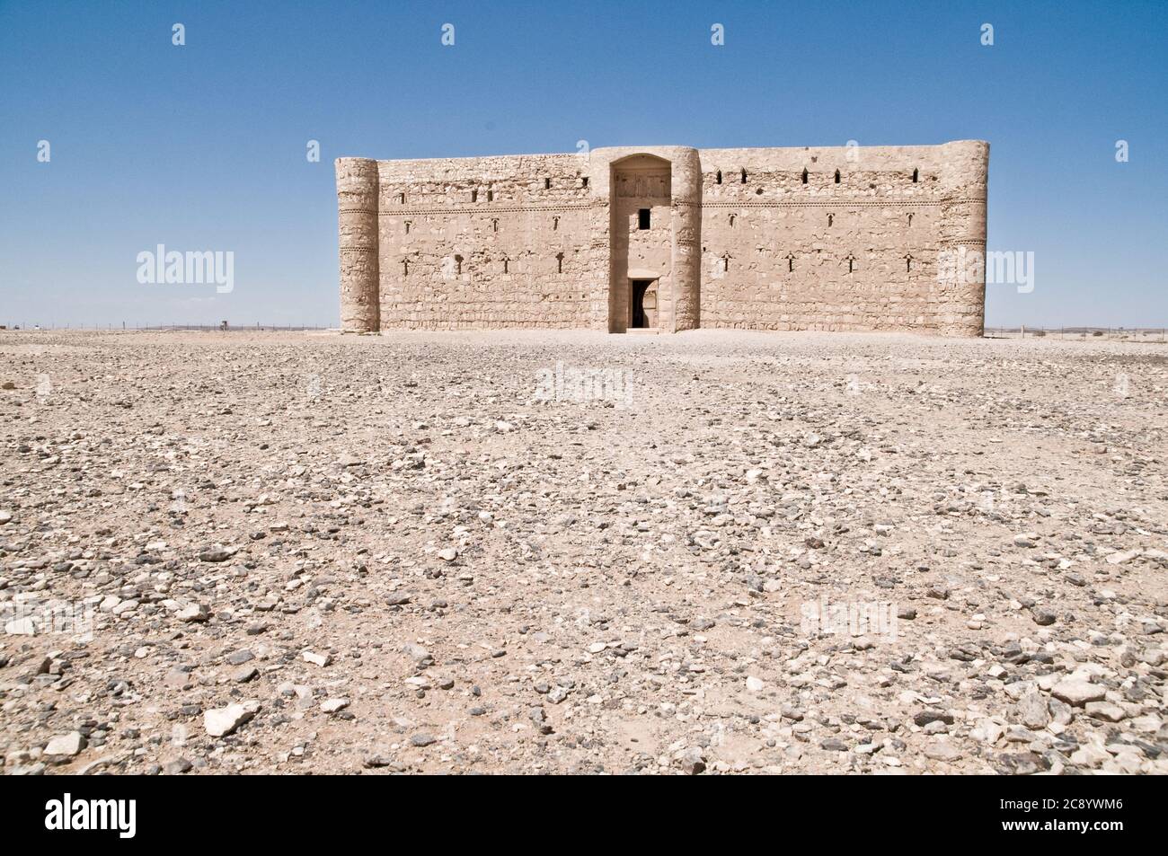 Das Äußere des östlichen Wüstenschlosses Qasr al-Kharanah in der Nähe der Stadt Azraq Oase, in der Region Badia des Haschemitischen Königreichs Jordanien. Stockfoto