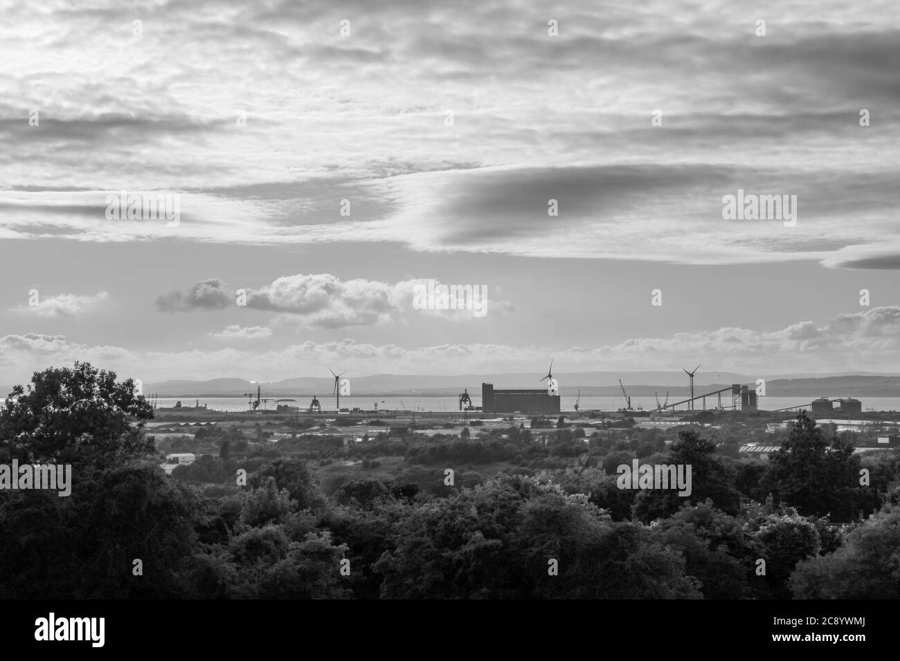 Malerische Landschaft des Avonmouth und des Severn Kanals von einer Landschaft in Bristol mit dramatischem Himmel. Schwarz und Weiß. Stockfoto