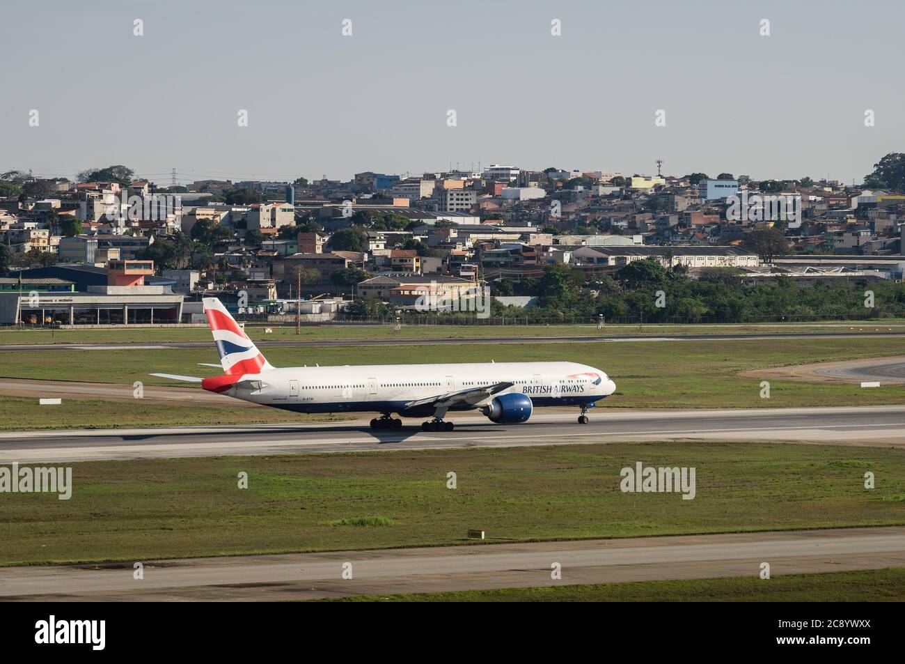 British Airways Boeing 777-336ER (Großraumflugzeug - Reg. G-STBI) während des Startvorgangs auf der Startbahn 27R des internationalen Flughafens Sao Paulo/Guarulhos. Stockfoto