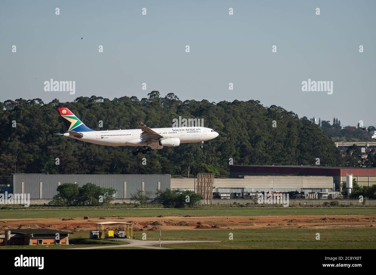 South African Airways Airbus A330-243 (Charlotte Maxeke - ZS-SXZ) im kurzen Finale vor dem Berühren der Start- und Landebahn 27L von Sao Paulo/Guarulhos Intl. Flughafen. Stockfoto