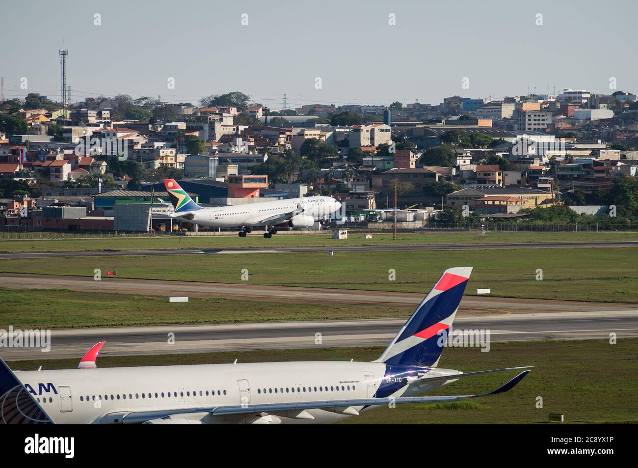 South African Airways Airbus A330-243 (Charlotte Maxeke - Reg. ZS-SXZ) kurz vor der Landung auf der Landebahn 27L von Sao Paulo/Guarulhos Intl. Flughafen. Stockfoto