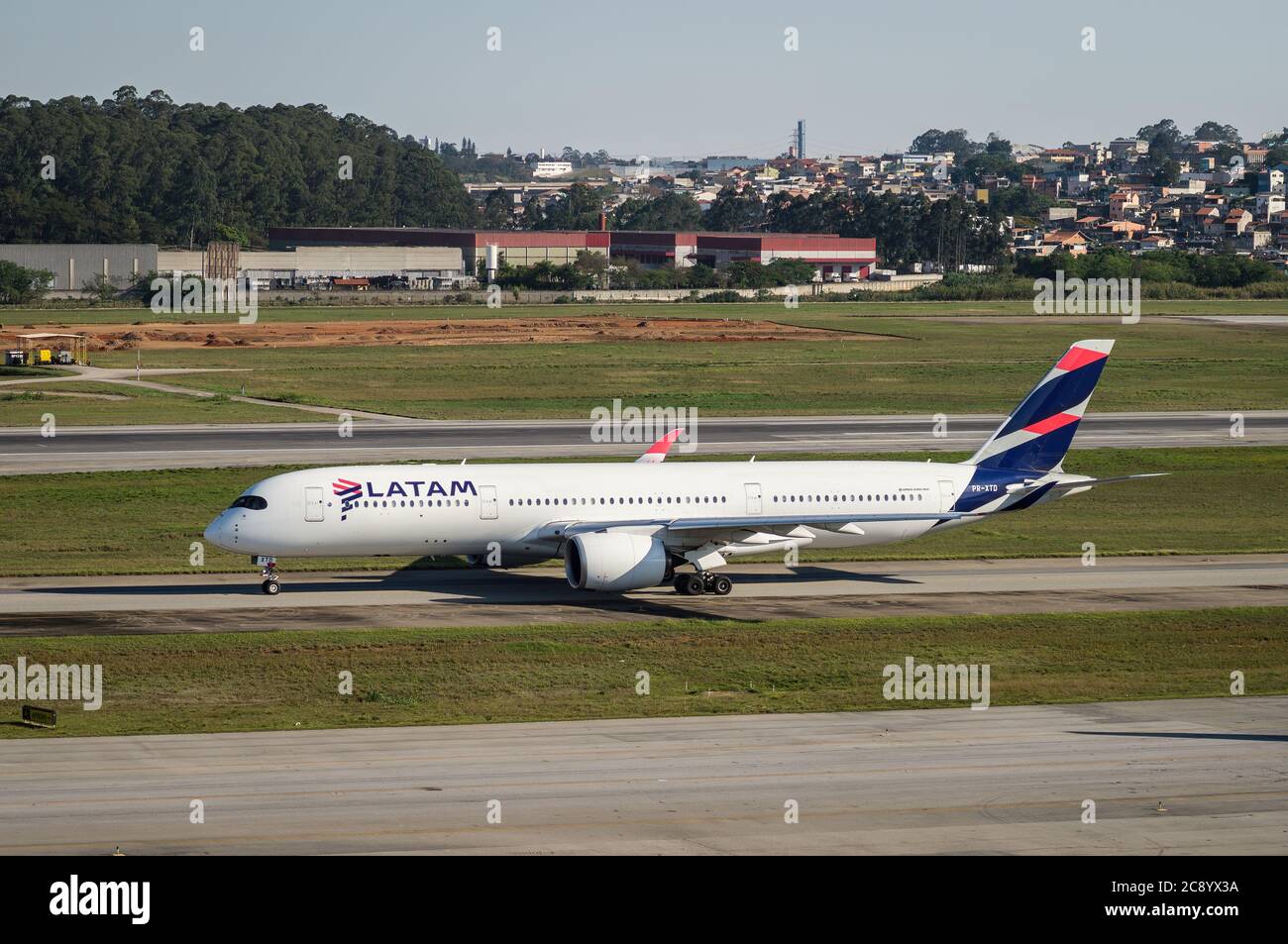 LATAM Airlines Airbus 350-941 XWB (Reg. PT-XTD - Großraumflugzeuge mit großer Reichweite), die die Startbahn 27R des internationalen Flughafens Sao Paulo/Guarulhos besteuern Stockfoto