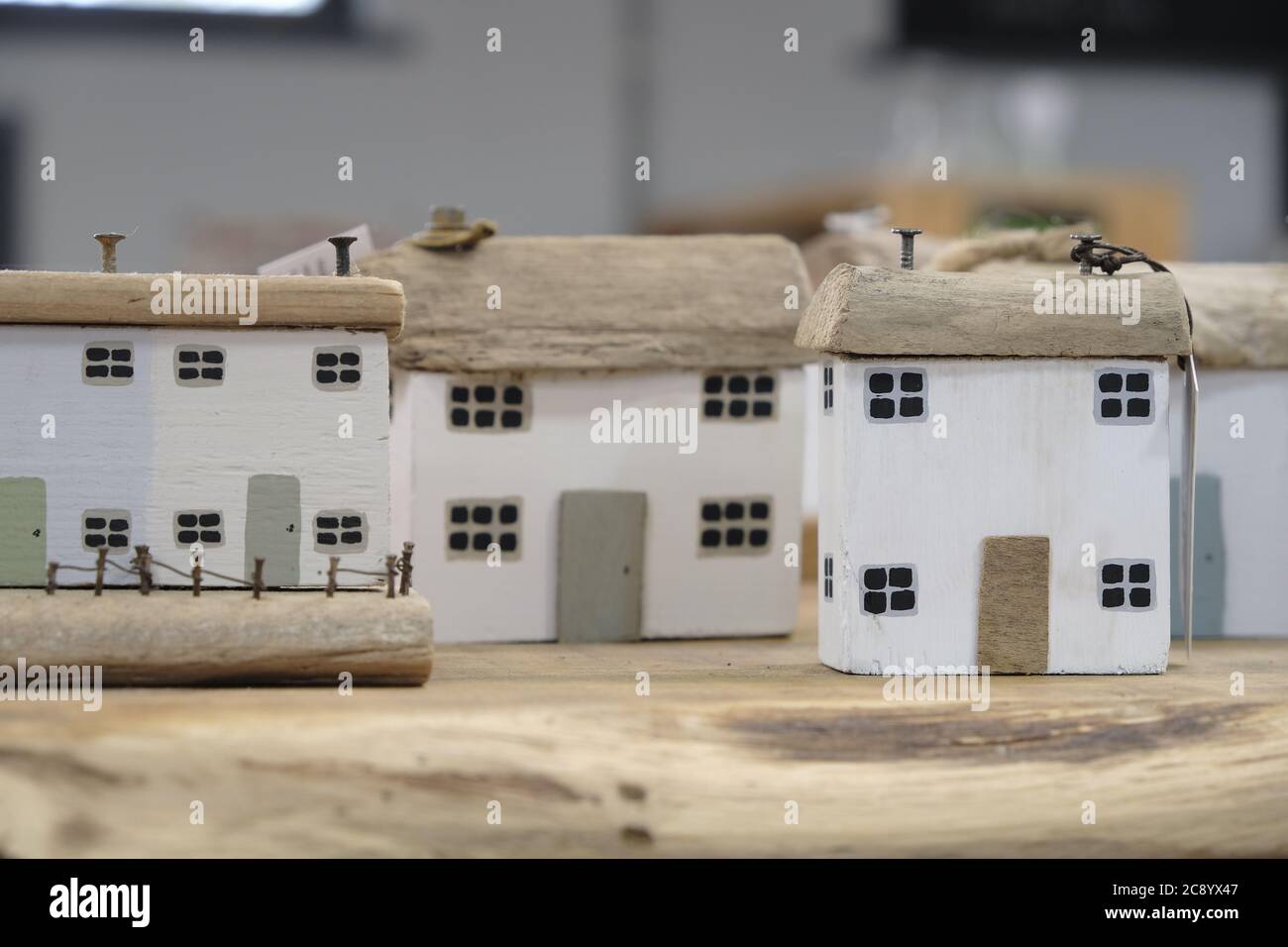 Exeter, UK - 3. August 2019: Kleine Holzdekorationen zeigen Miniaturhäuser mit selektivem Fokus Stockfoto