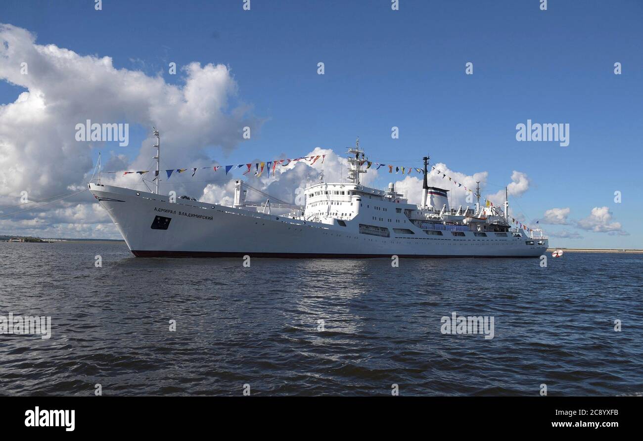 Das russische Ozeanforschungsschiff Admiral Vladimirsky nimmt an einer Militärparade Teil, um den jährlichen Tag der russischen Marine auf der Newa und dem Hafen von Kronstadt am 26. Juli 2020 in St. Petersburg, Russland, zu begehen. Stockfoto
