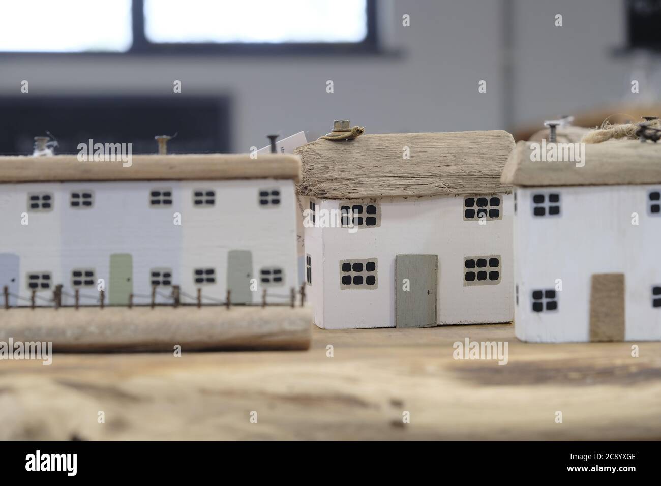 Exeter, UK - 3. August 2019: Kleine Holzdekorationen zeigen Miniaturhäuser mit selektivem Fokus Stockfoto