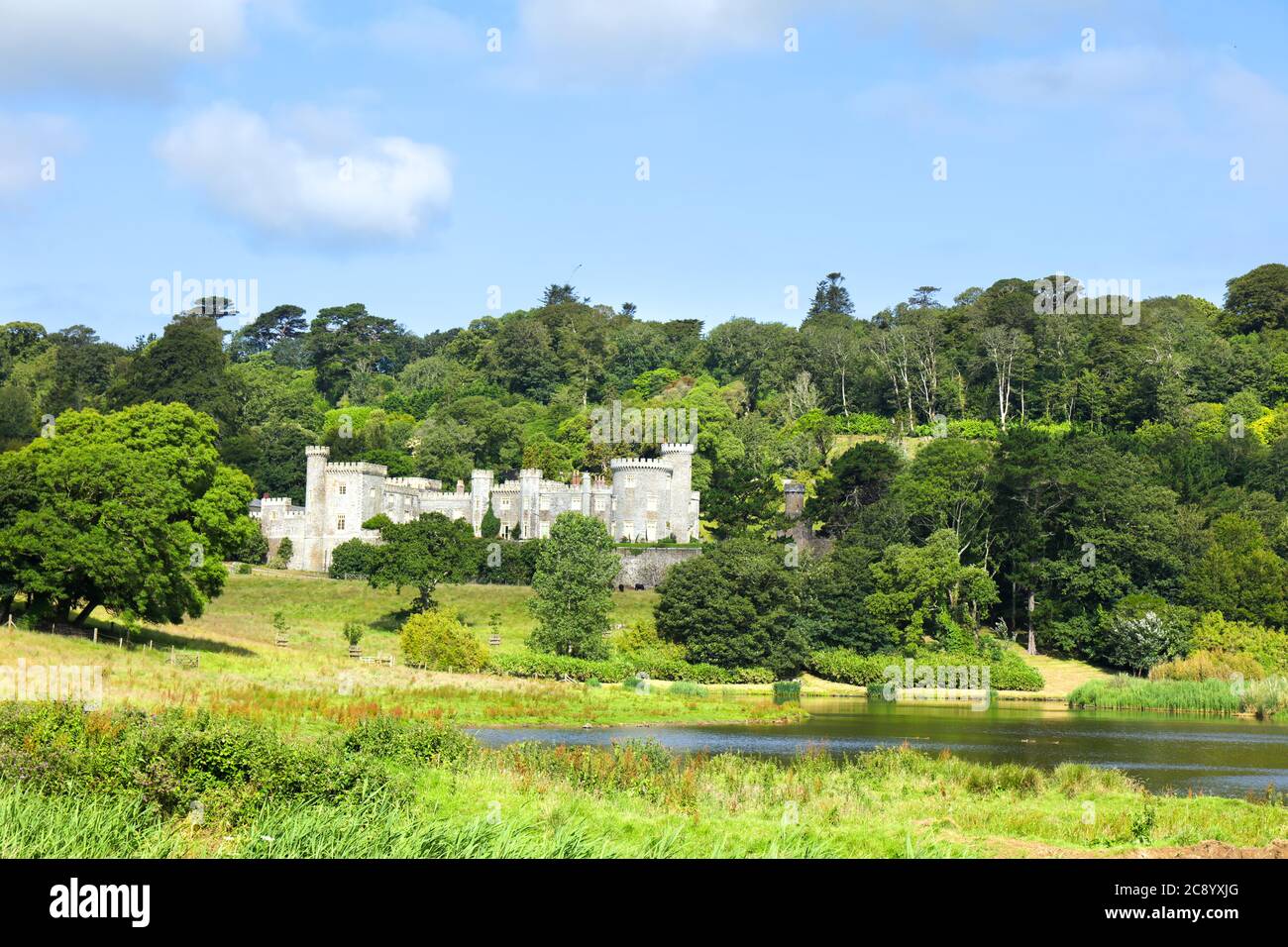 Panoramablick auf Caerhays Castle, ein Herrenhaus im Süden von St. Michael in der grünen Landschaft. St. Austell, Cornwall, England, Großbritannien. Stockfoto