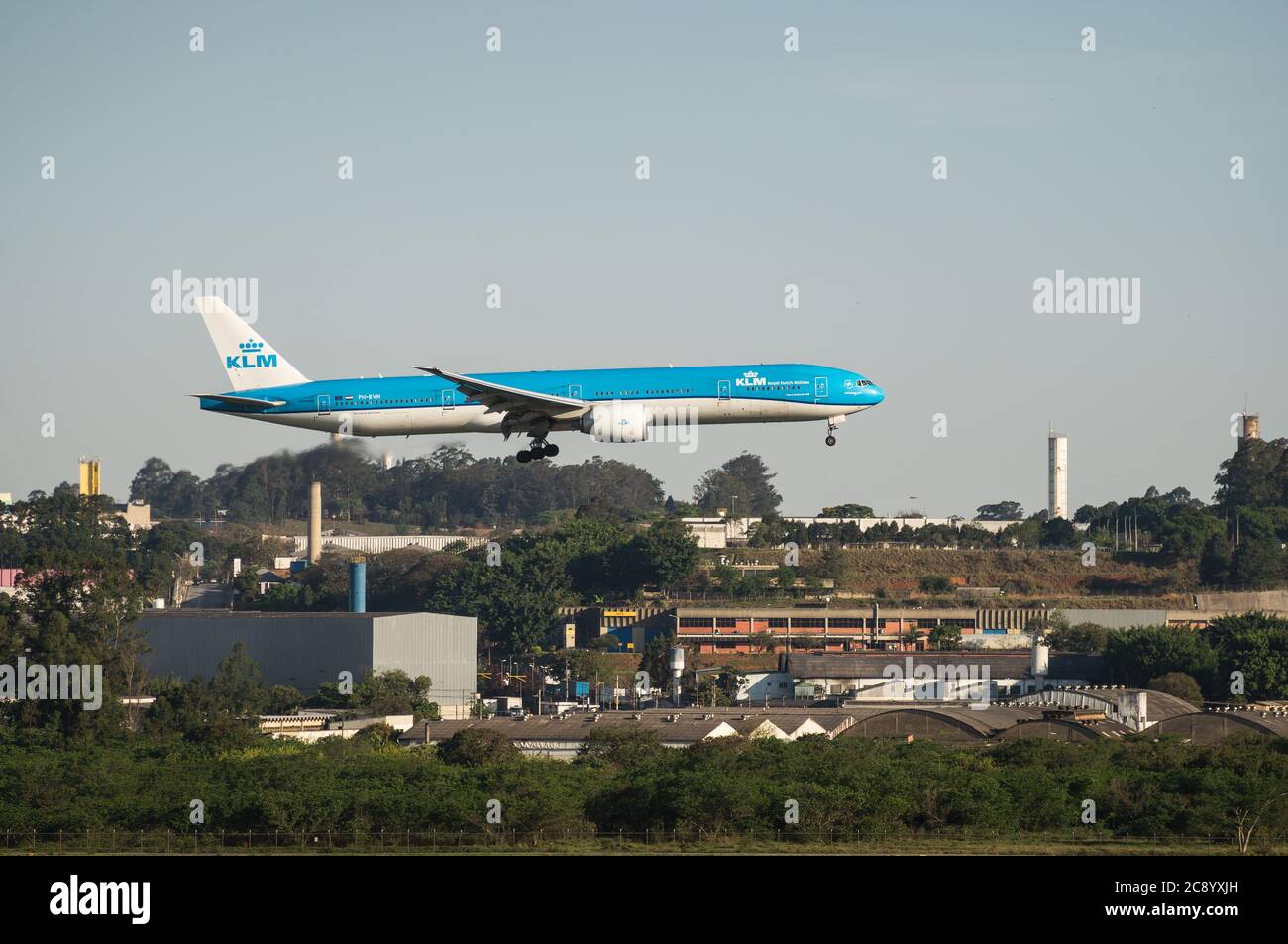 KLM Boeing 777-306ER (benannt Tijuca National Park - PH-BVN) in den kurzen letzten Momenten vor berühren Sie die Landebahn 27L von Sao Paulo/Guarulhos Intl. Flughafen Stockfoto