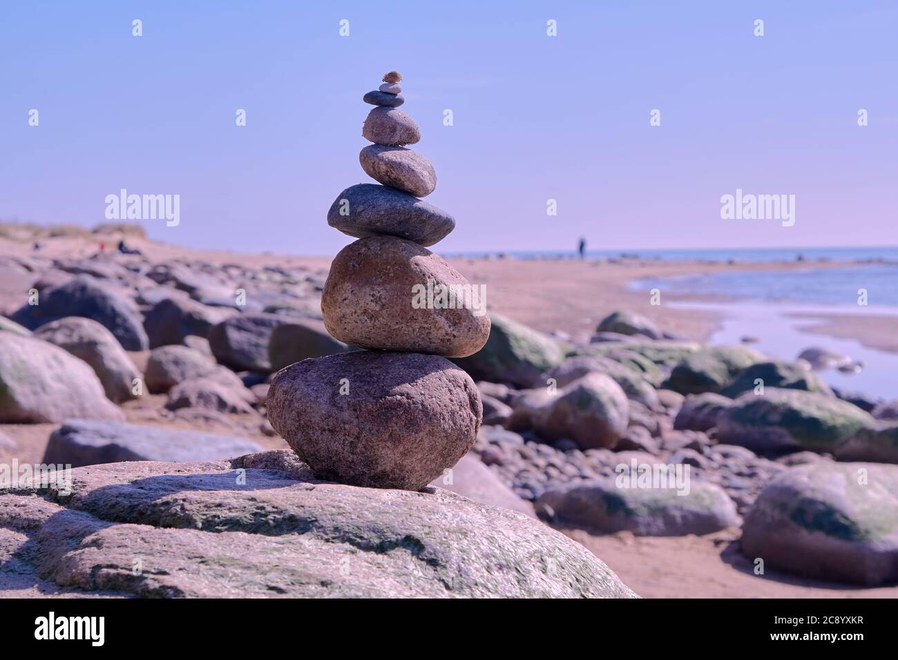 Zen Gleichgewicht der Steine an der felsigen Küste der Ostsee an sonnigen Tag Stockfoto