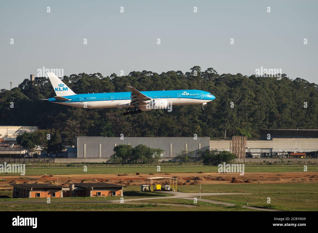 KLM Boeing 777-306ER (benannt Tijuca National Park - PH-BVN) Segelflugmomente vor berühren Sie die Start-und Landebahn 27L von Sao Paulo / Guarulhos Intl. Flughafen. Stockfoto