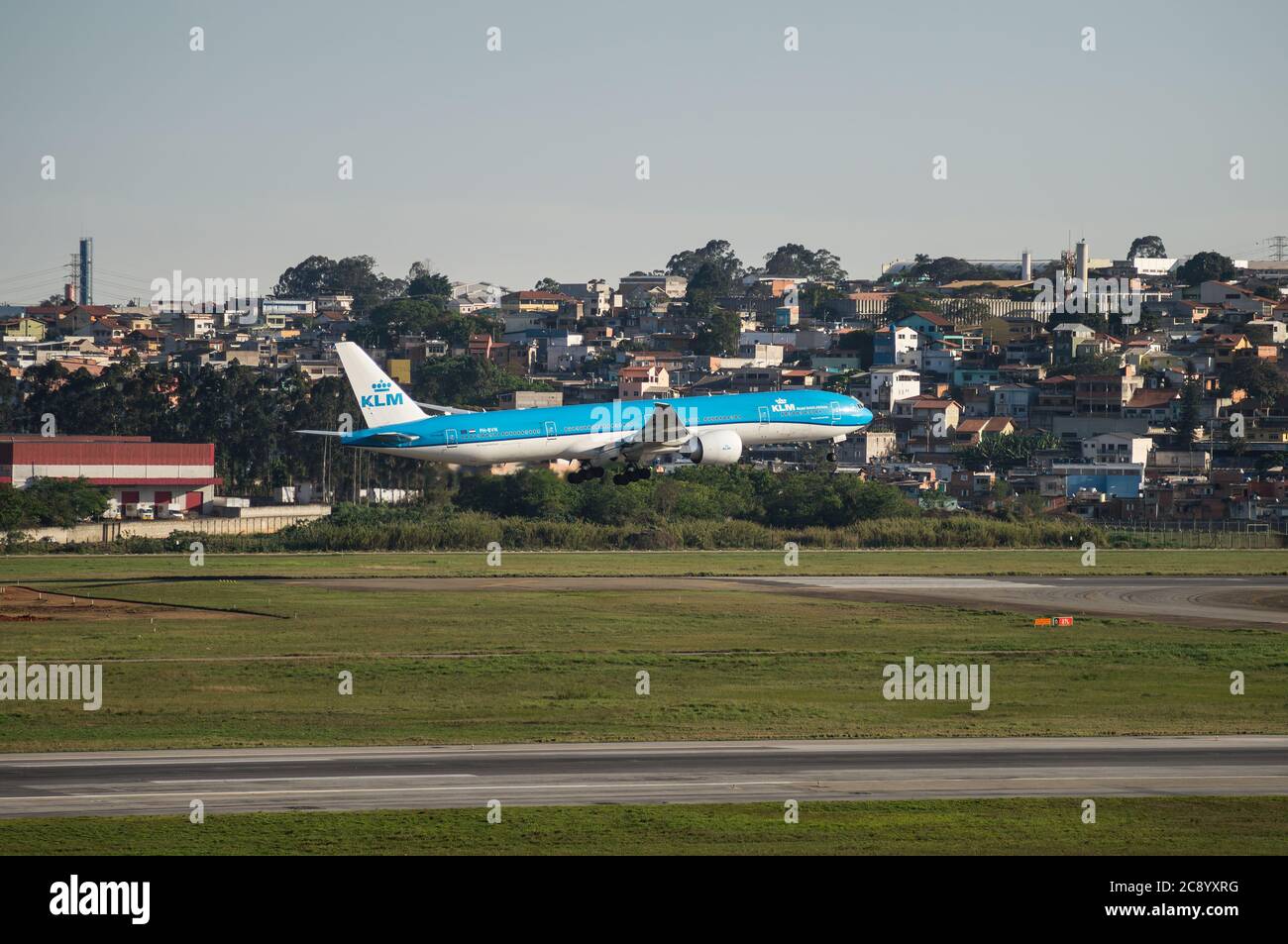 KLM Boeing 777-306ER (benannt Tijuca National Park - PH-BVN) fast die Landebahn 27L von Sao Paulo / Guarulhos Intl. Flughafen. Stockfoto