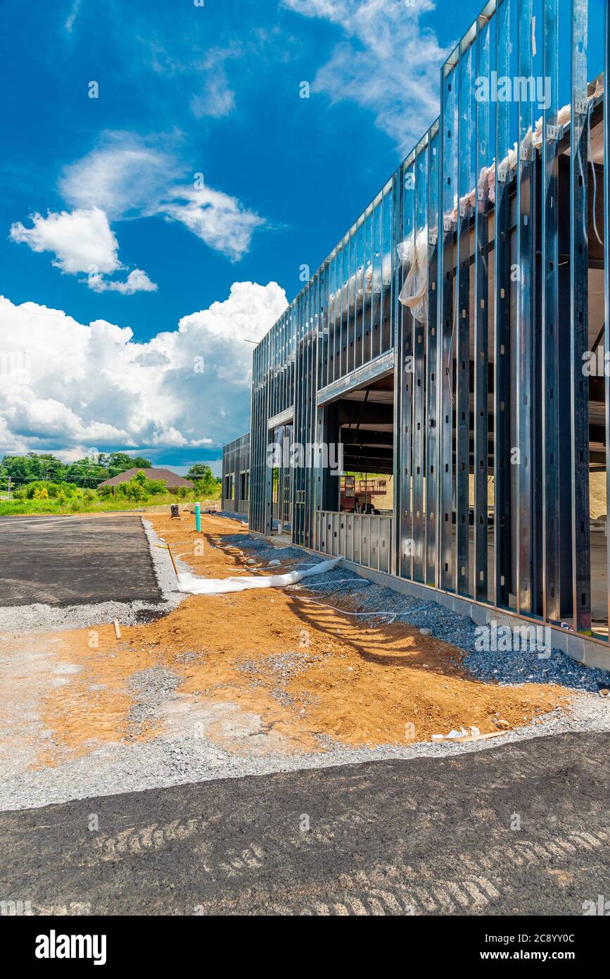 Vertikale Aufnahme eines neuen Geschäftsgebäudes im Bau. Stockfoto