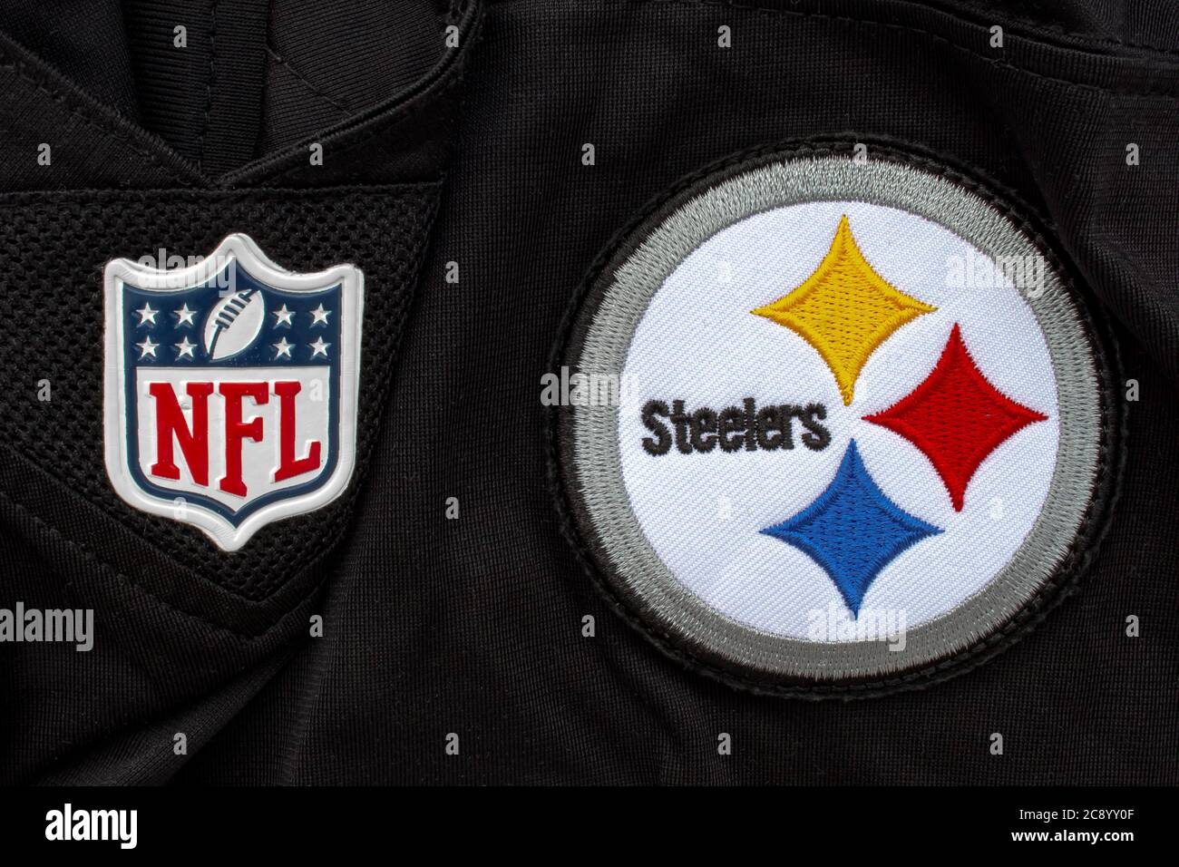 Calgary, Alberta, Kanada. Juli 26 2020. Nahaufnahme eines NFL- und Steelers-Logos auf einem schwarzen Trikot. Stockfoto