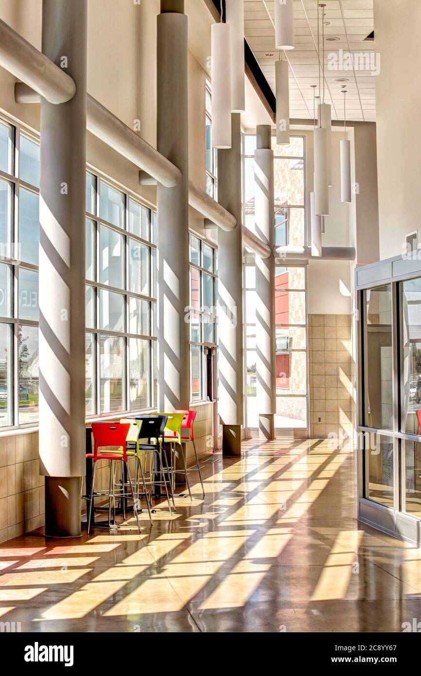 Die Studentenlounge in einer modernen High School. Die Fenster sind auf hohe Energieeffizienz und Sicherheit im Falle einer aktiven Shooter-Situation ausgelegt. Stockfoto