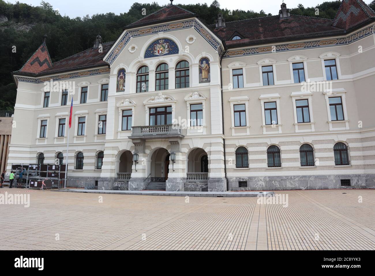 Vaduz / Liechtenstein - August 10 2019: Regierungsgebäude von Vaduz Stockfoto