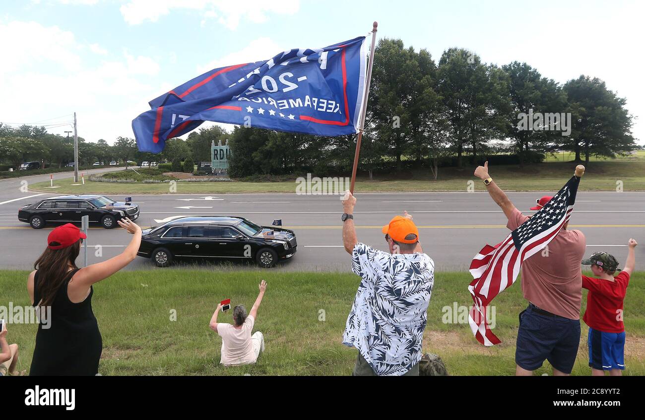 Morrisville, North Carolina, USA. Juli 2020. Anhänger von Donald Trump winken, als er im US-amerikanischen Präsidentenauto mit dem Spitznamen Ã“The Beast vorbeifährt, nachdem er in Air Force One am Raleigh-Durham International Airport angekommen war. Präsident Donald Trump war in North Carolina, um Fujifilm Diosynth, das im Research Triangle Park ansässig ist, zu besuchen, das einen der vielversprechenden COVID-19-Impfstoffe herstellt. Kredit: Bob Karp/ZUMA Wire/Alamy Live Nachrichten Stockfoto