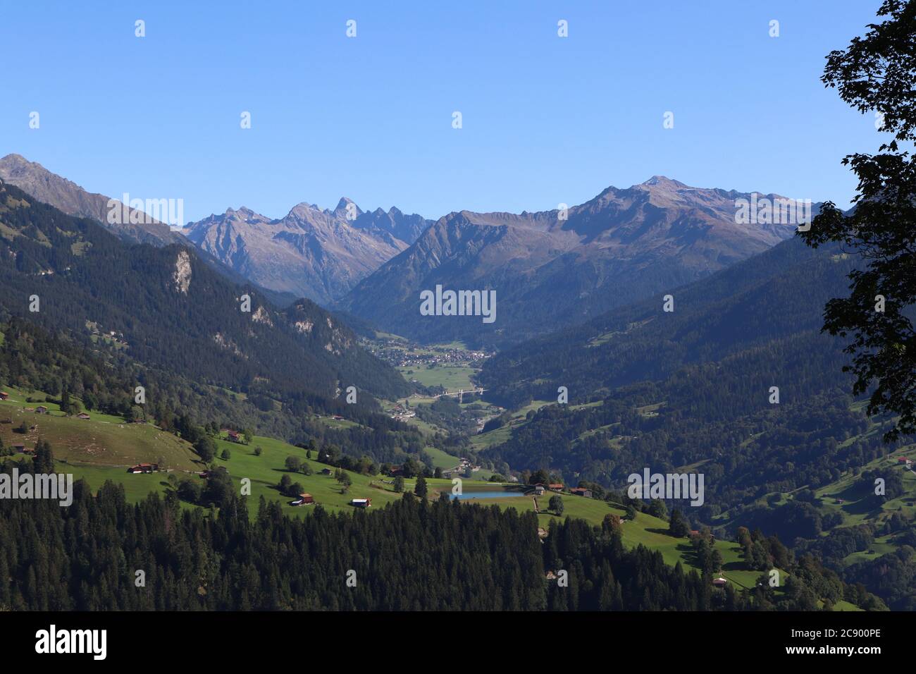 Luzein, Kanton Graubünden (GR)/ Schweiz - September 21 2019: Blick vom Dorf Pany in Richtung Klosters, Graubünden, Schweiz Stockfoto