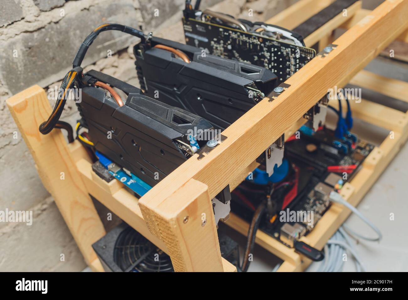 Home Bergbau-Farm für Bitcoin und Kryptowährung Geld. Stockfoto