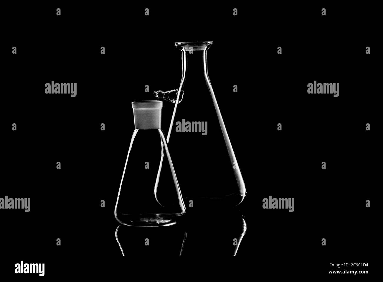 Low-key Studio Shot von einer weißen Silhouette eines chemischen Labors Utensilien leichte Gläser isoliert auf einem schwarzen Hintergrund. Glatte Linien und Formen. Konzept. Stockfoto