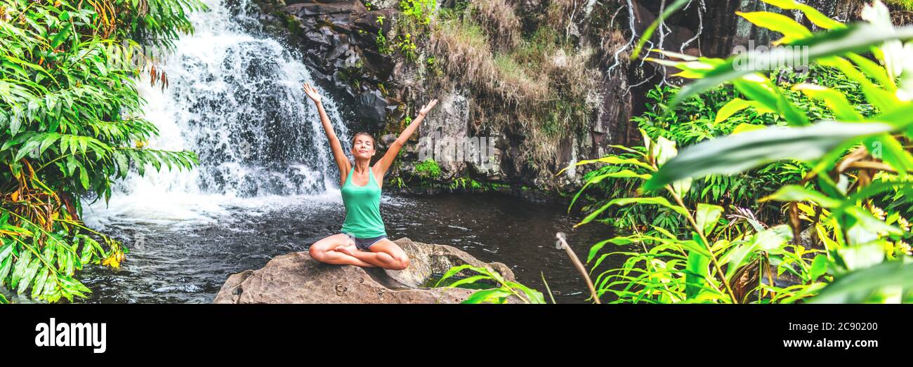 Yoga Natur Wasserfall Wellness Rückzug Frau Banner Meditation. Meditation glückliches Mädchen mit offenen Armen in Ruhe genießen üppigen Wald im Freien Stockfoto