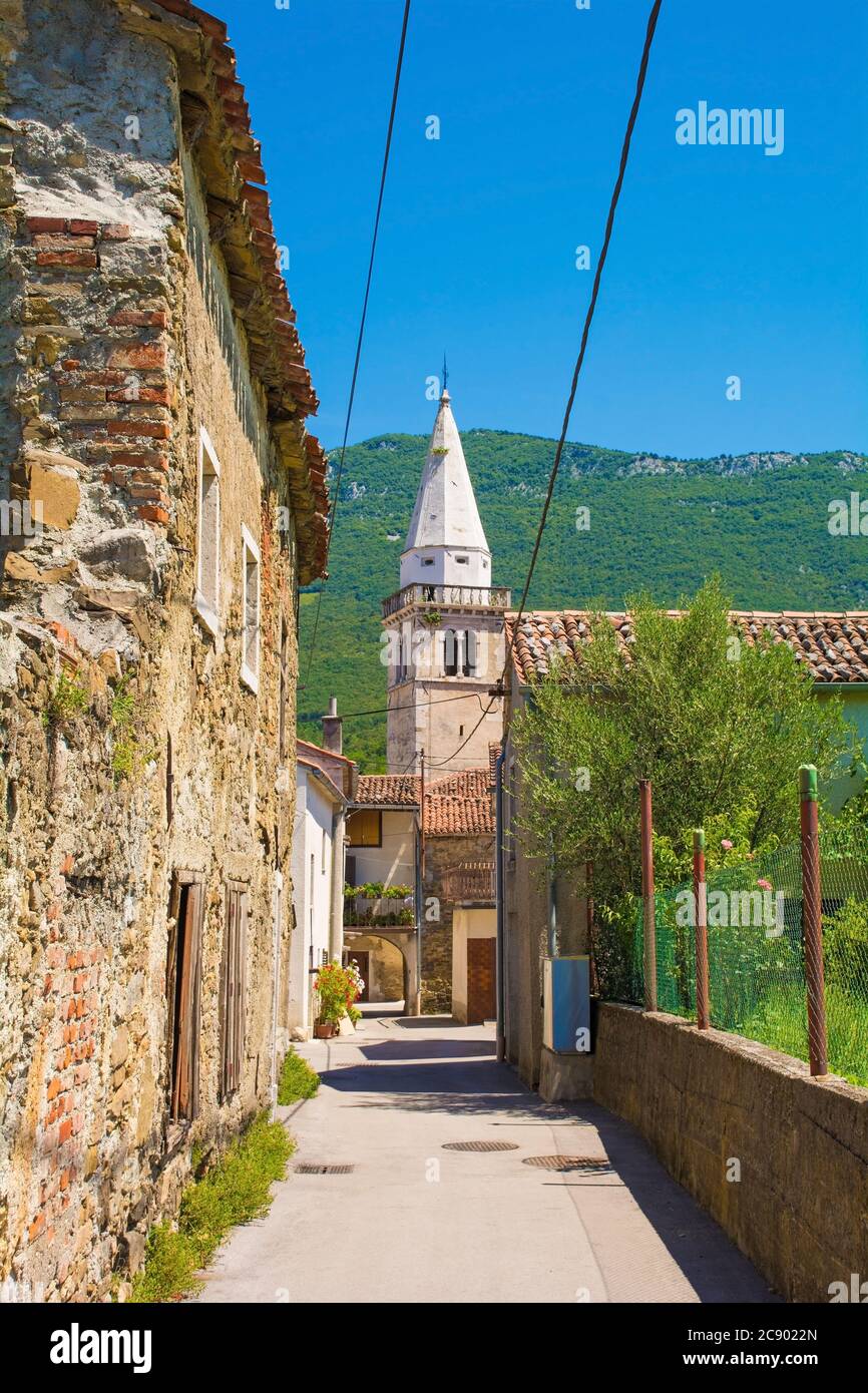 Eine Gasse im Zentrum von Podnanos, einem Dorf im oberen Vipava-Tal in der Gemeinde Vipava in der Region Primorska in Slowenien Stockfoto