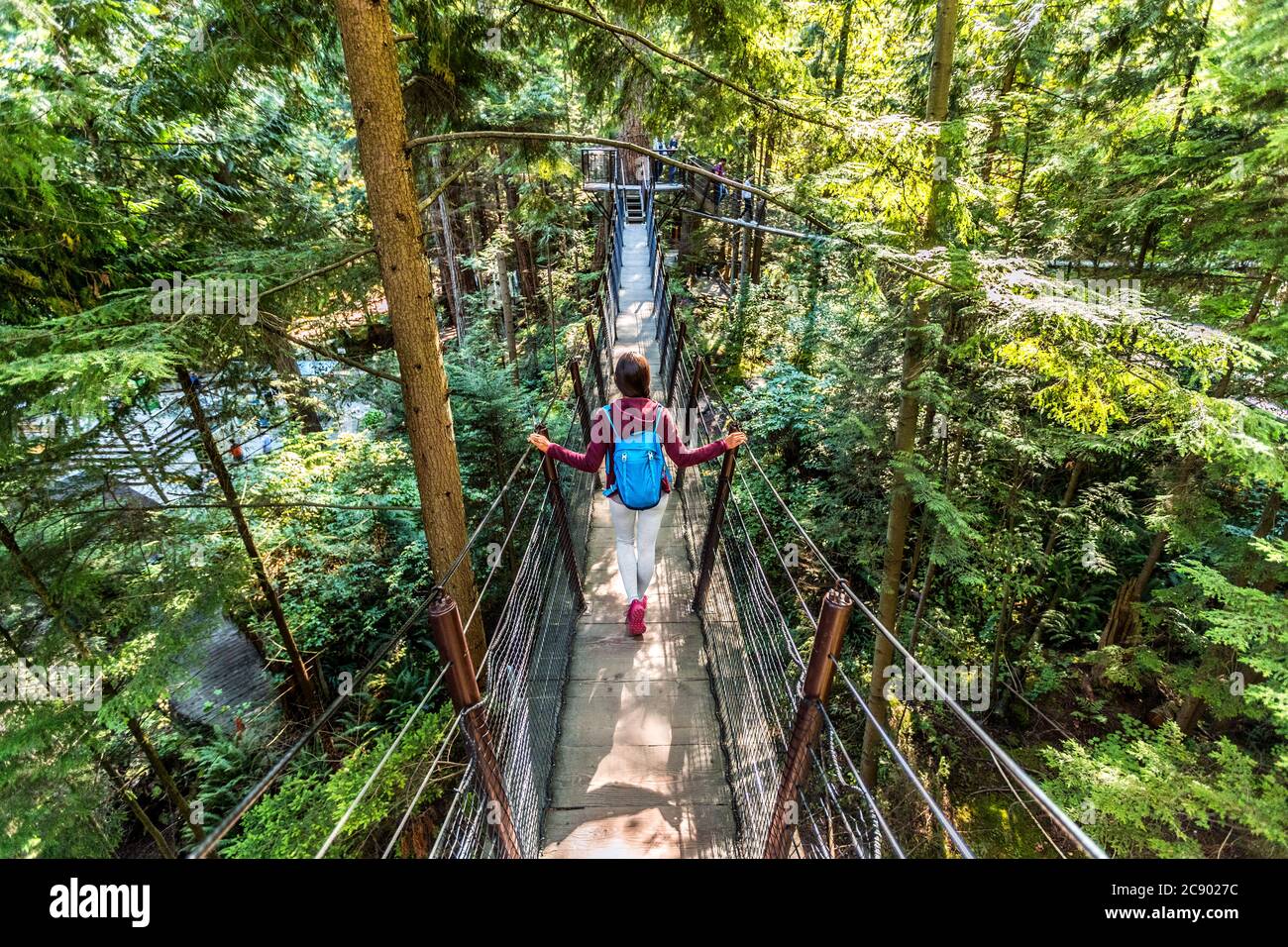 Kanada Reise Tourist Frau zu Fuß in berühmten Attraktion Capilano Hängebrücke in Nord-Vancouver, British Columbia, kanada Urlaub Stockfoto