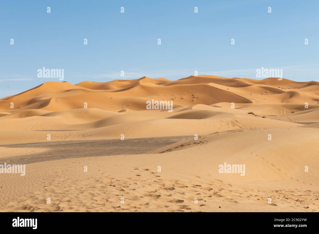 Erg Chebbi Sanddünen (auch Sahara Sanddünen genannt) in Merzouga, Marokko Stockfoto