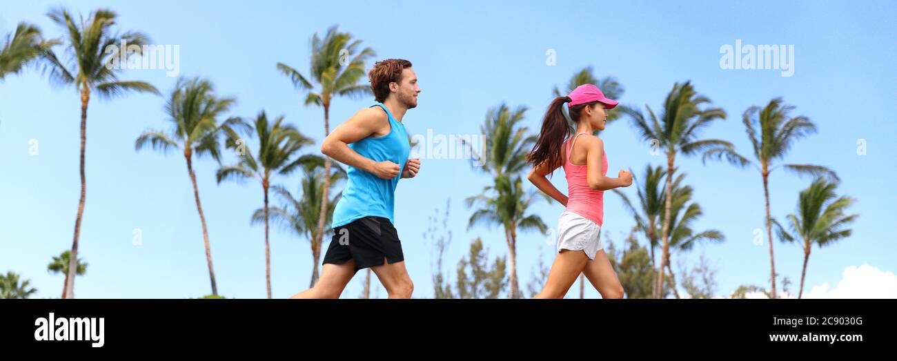 Gesunde Läufer koppeln ein Lifestyle-Banner. Sport Fitness Menschen Joggen zusammen im Sommer Park im Freien. Horizontale Landschaft mit Palmen Stockfoto