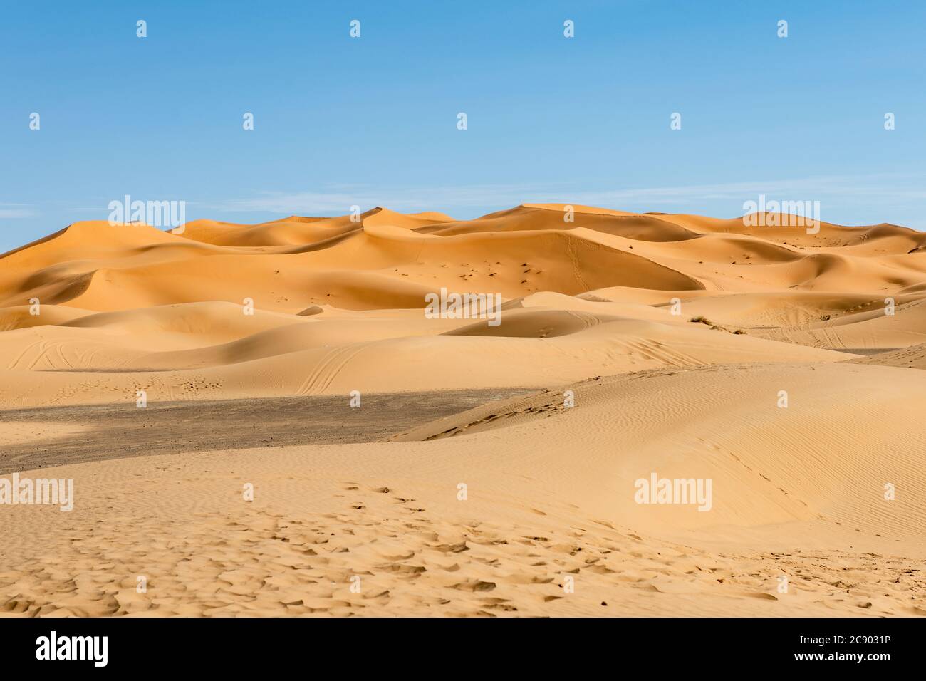 Erg Chebbi Sanddünen (auch Sahara Sanddünen genannt) in Merzouga, Marokko Stockfoto
