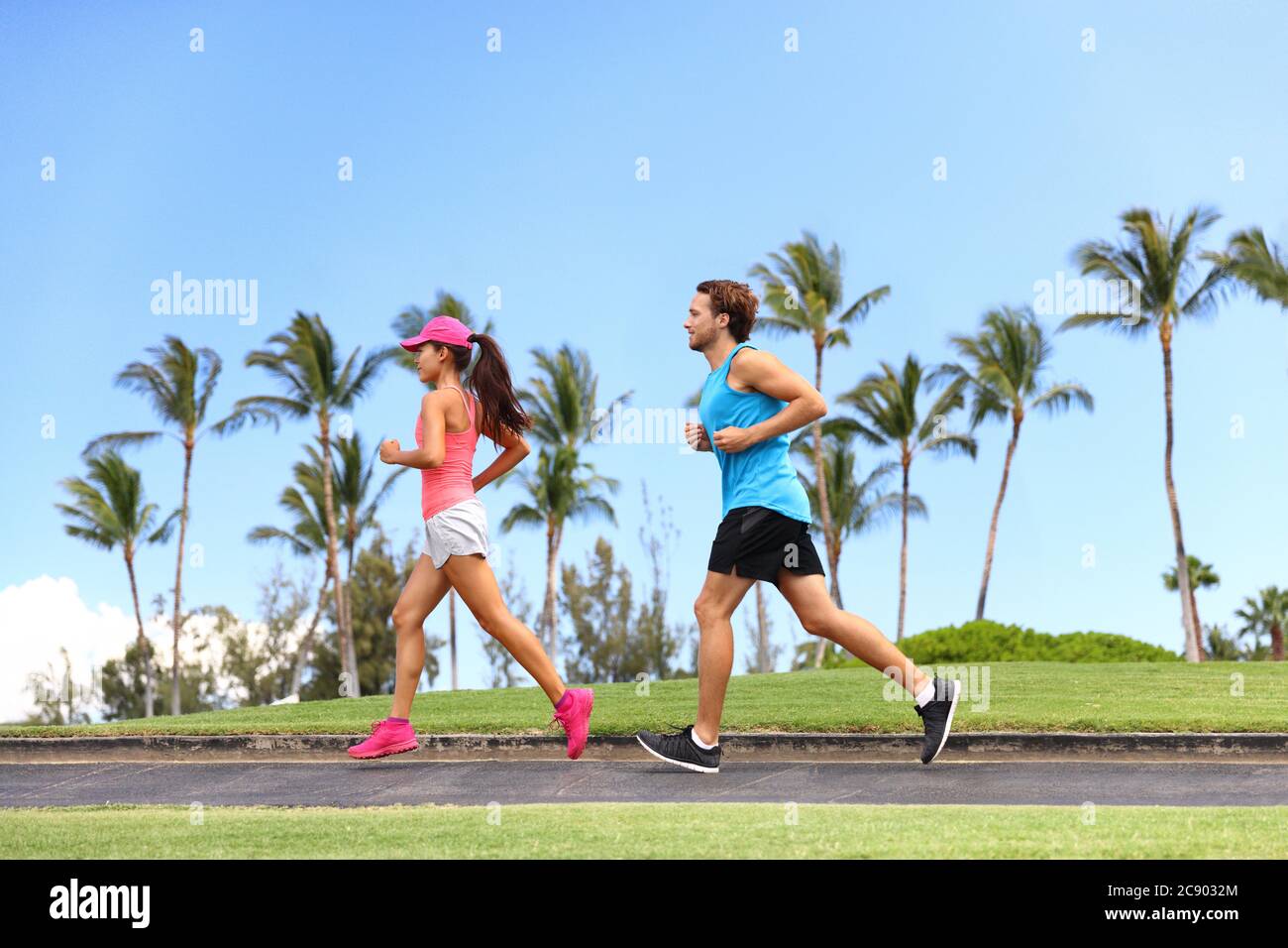 Sport Fitness Paar Lifestyle. Gesunde Menschen laufen zusammen im Sommer Park im Freien, Läufer Training Cardio Stockfoto