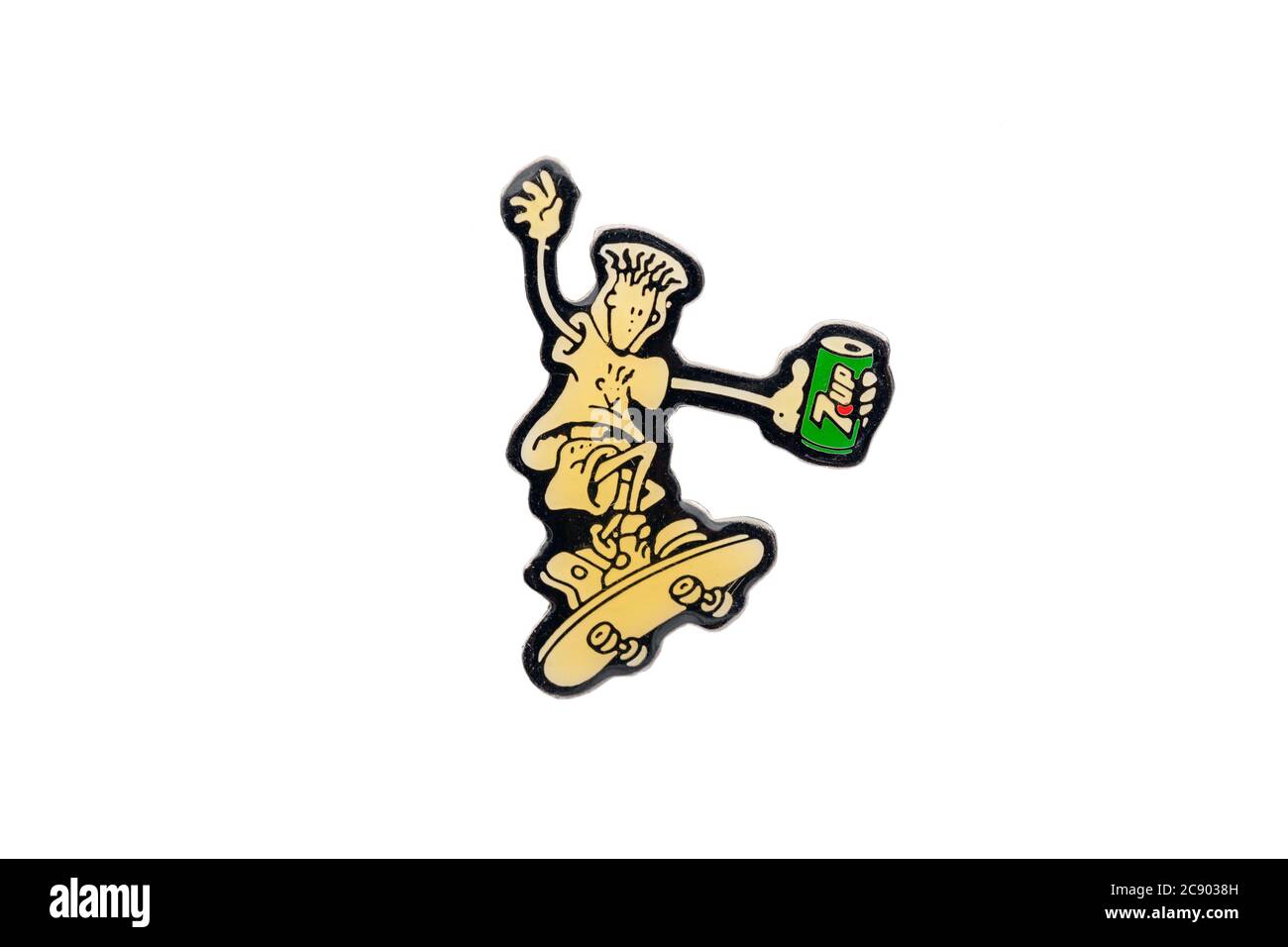 Emaille Pin eines Charakters Skateboarding namens Fido Dido, Maskottchen der Marke 7 up. Anstecknadel auf weißem Hintergrund isoliert. Stockfoto