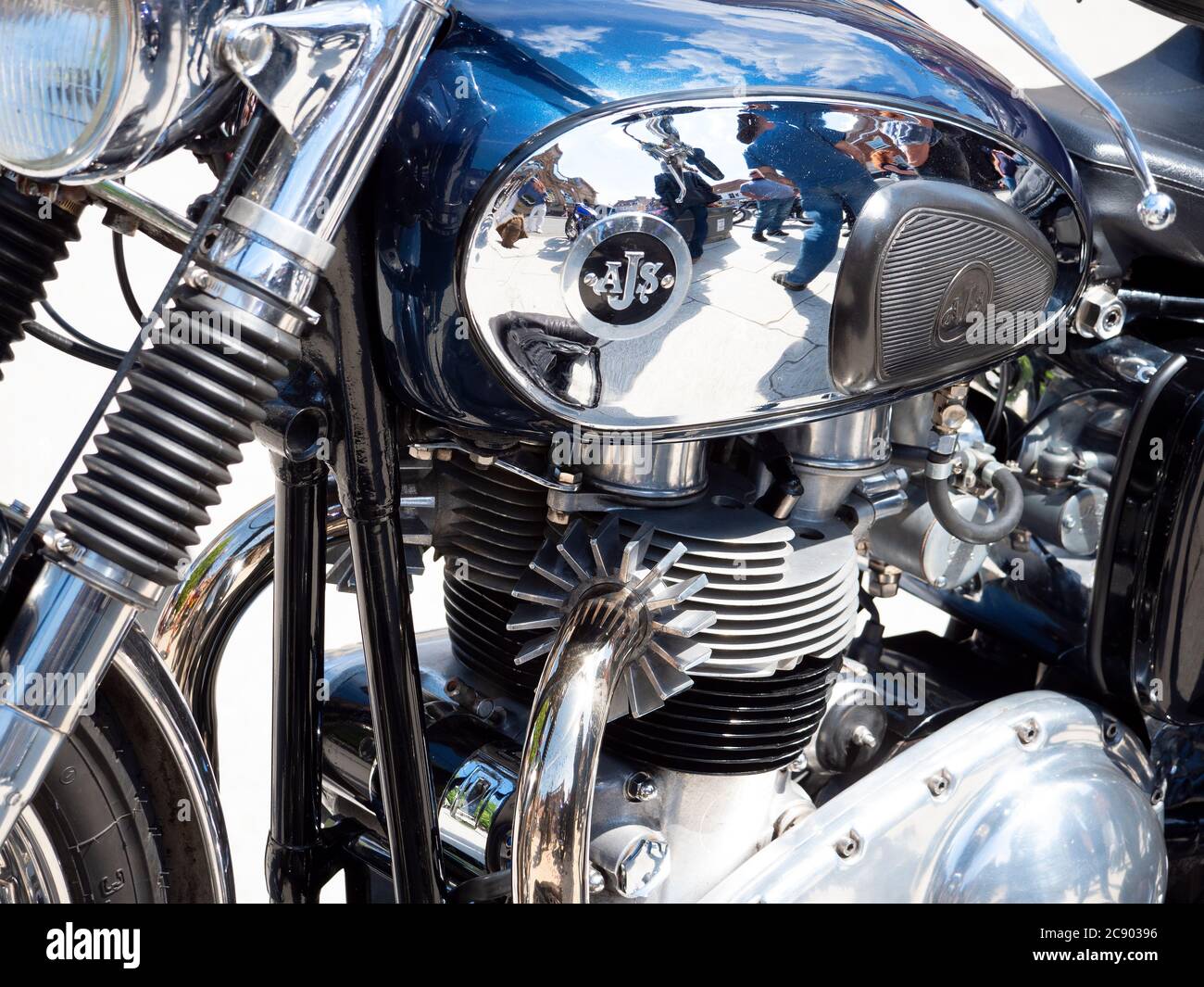 Nahaufnahme des Motorblocks und des Kraftstofftanks des Jahrgangs 50er Jahre AJS Motorrad in neuwertigem Zustand Stockfoto