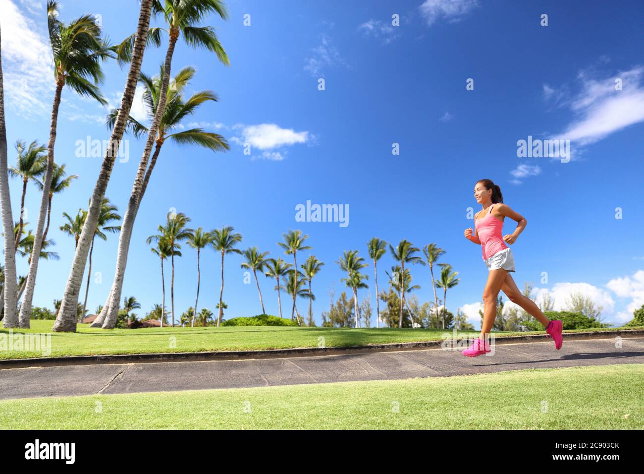 Mädchen joggen im Park leben einen aktiven Sommer. Läuferin Frau läuft auf Bürgersteig, gesunde Lebensweise Stockfoto