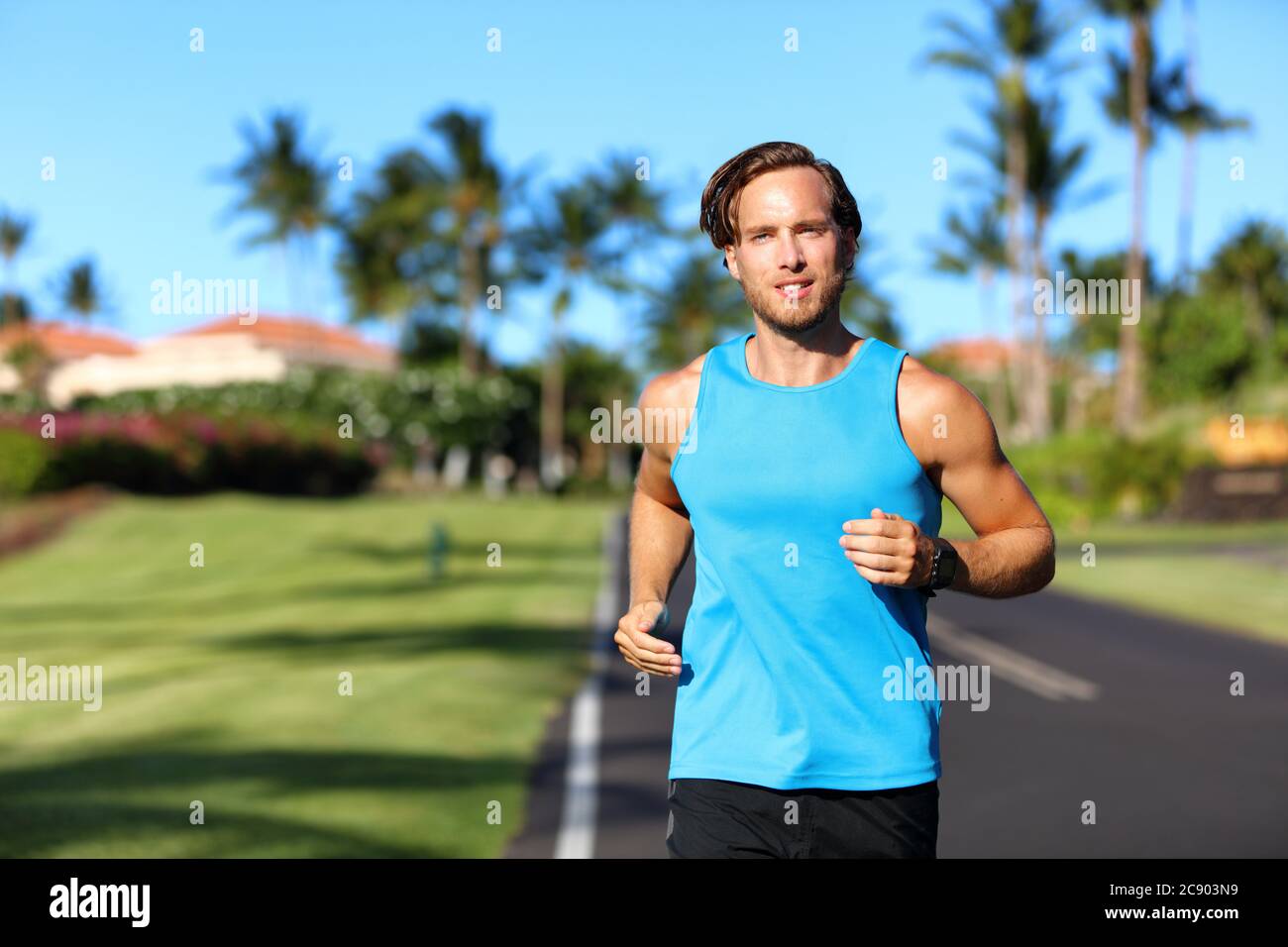 Laufsportler Mann Läufer Training Cardio auf der Straße für Marathon laufen. Athletic fit junge Sport Fitness-Modell außerhalb in tropischen Sommer Stadt Stockfoto