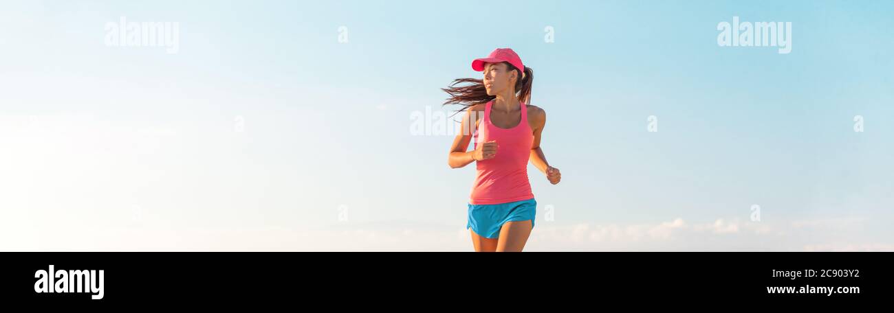 Menschen Lifestyle Banner gesunde Frau Laufen. Blauer Himmel Copyspace Stockfoto