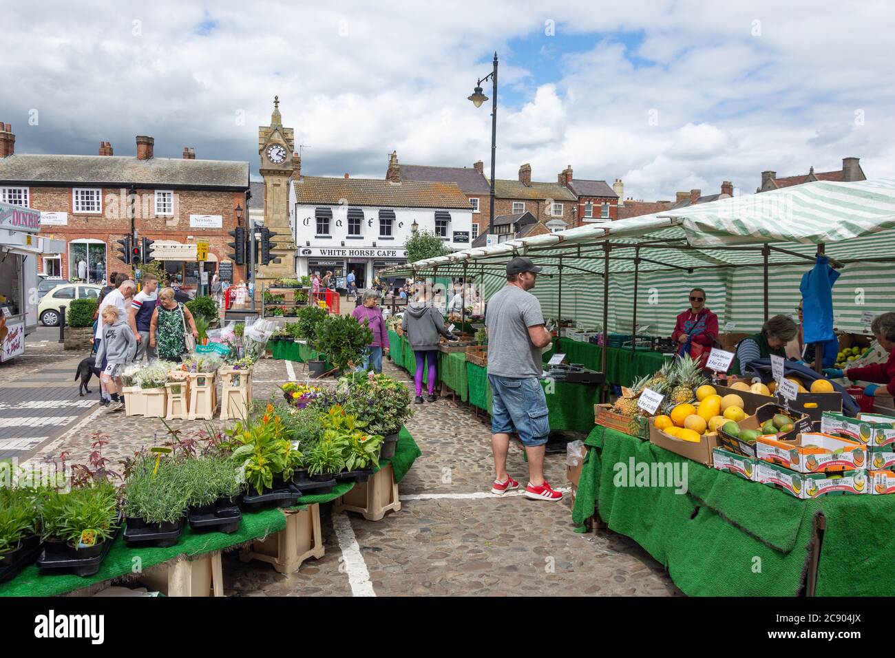 Markttag, Thirsk Market Place, Thirsk, North Yorkshire, England, Vereinigtes Königreich Stockfoto
