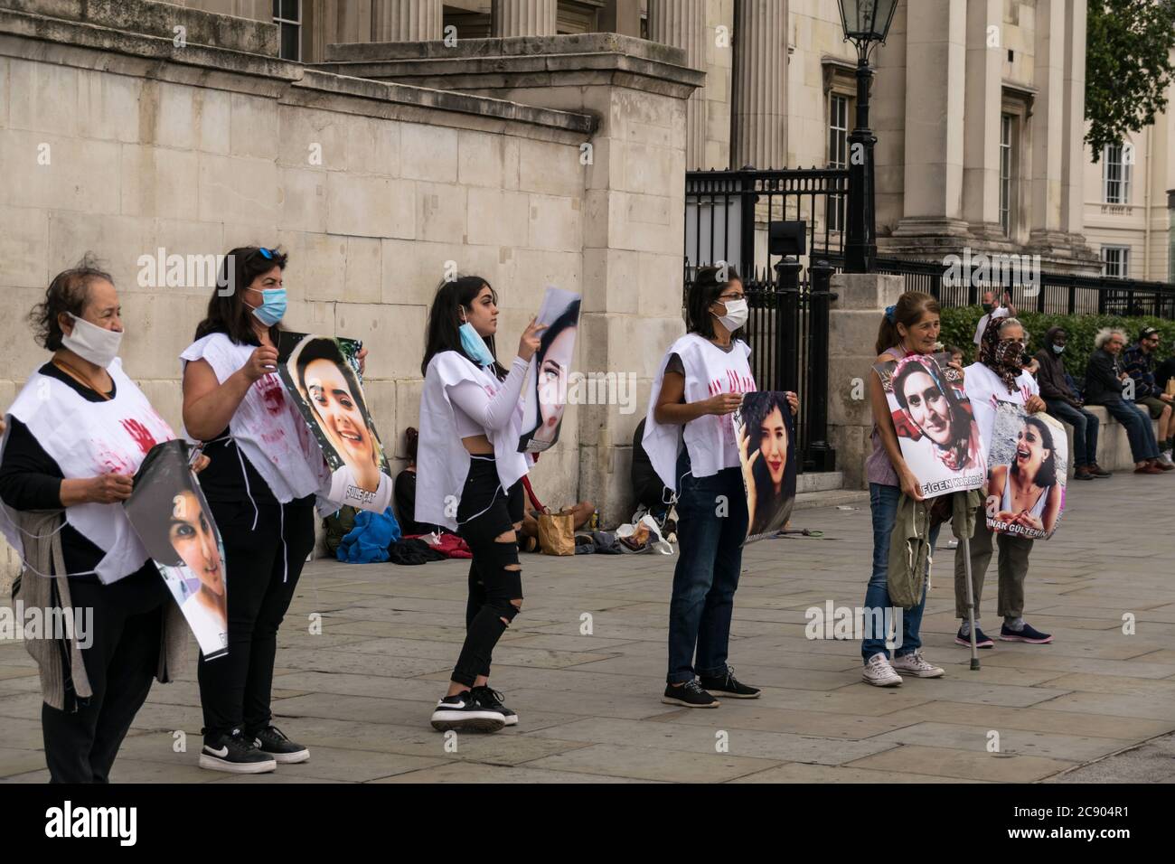 25. Juli 2020, London, Großbritannien. Türkische Aktivistinnen trafen sich auf dem Trafalgar Square, um gegen Gewalt und Tötung von Frauen in der Türkei zu protestieren. Stockfoto