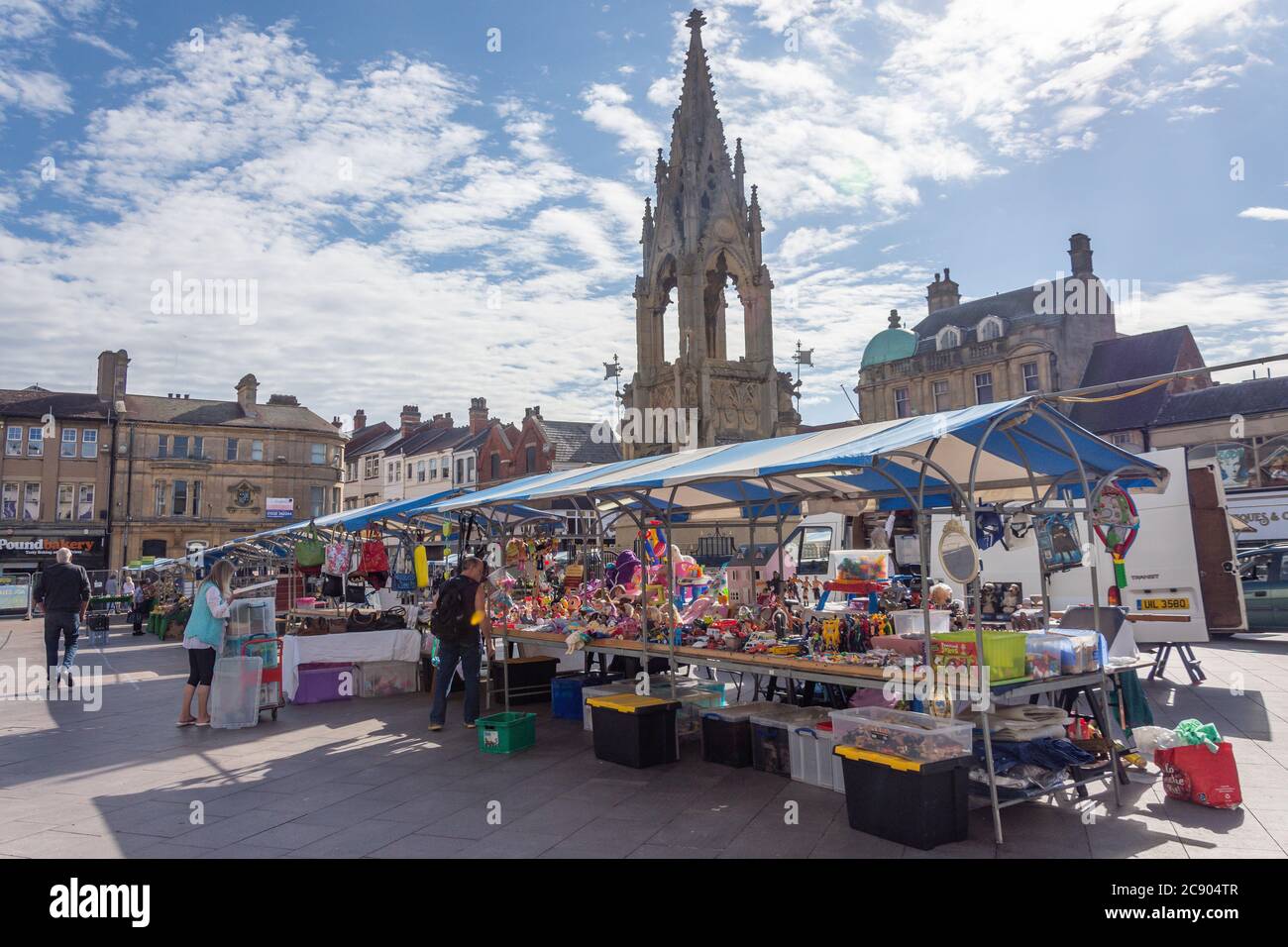 Marktstände am Markttag, Marktplatz, Mansfield, Nottinghamshire, England, Großbritannien Stockfoto