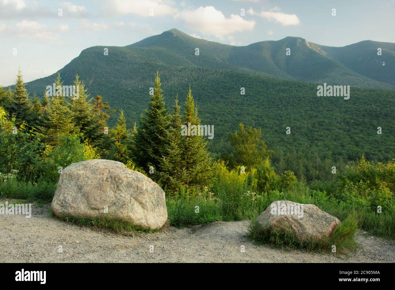 Kancamagus Highway, White Mountain National Forest, New Hampshire. Malerische aussicht auf üppige Wälder, immergrüne Bäume und hohe Gipfel des Mount Osceola. Stockfoto