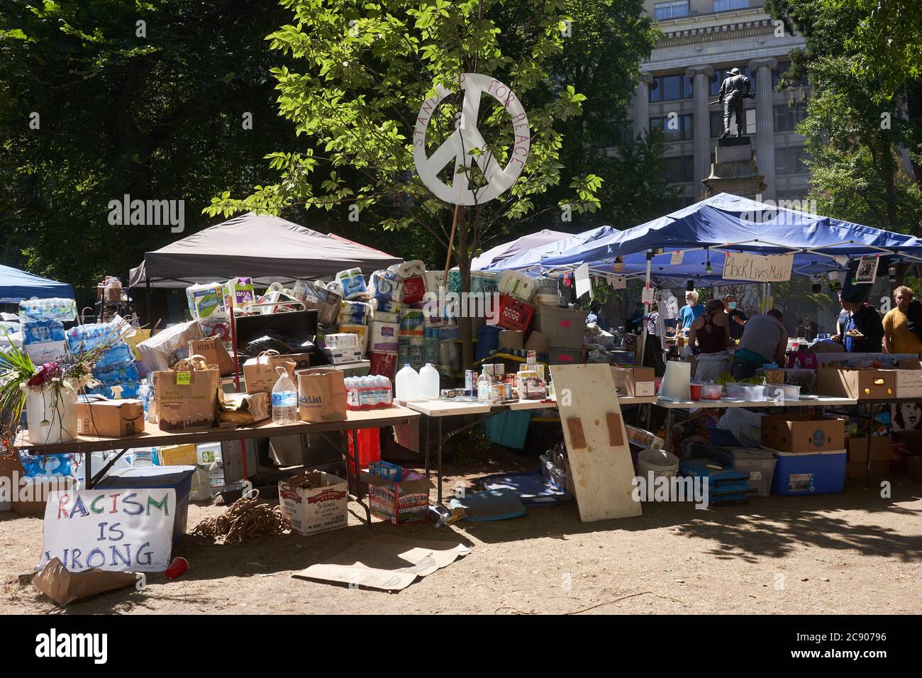 BLM-Demonstranten verwandeln den Lownsdale Square, einen Park neben dem Bundesgericht in Portland, in ihre Drehscheibe inmitten der laufenden Demonstration. Stockfoto